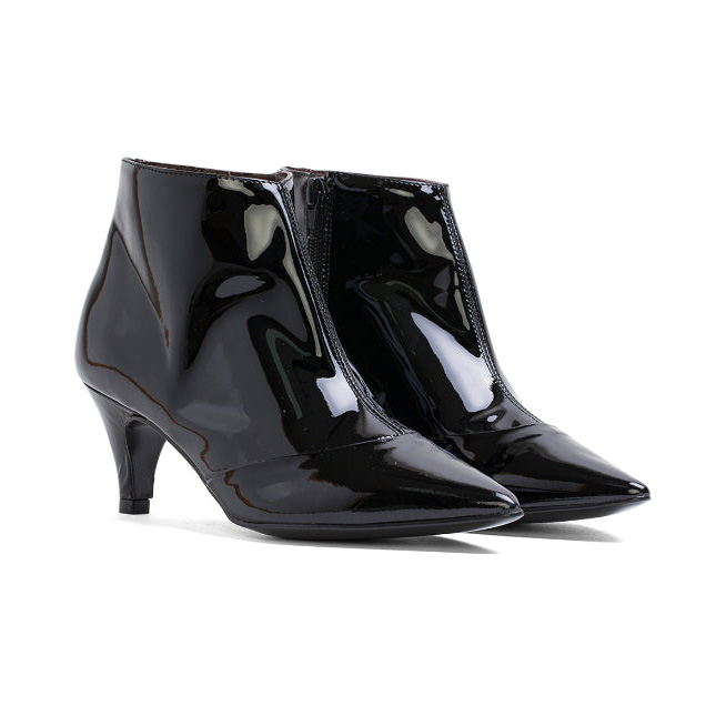 Botins de senhora em verniz preto com salto médio e bico fino