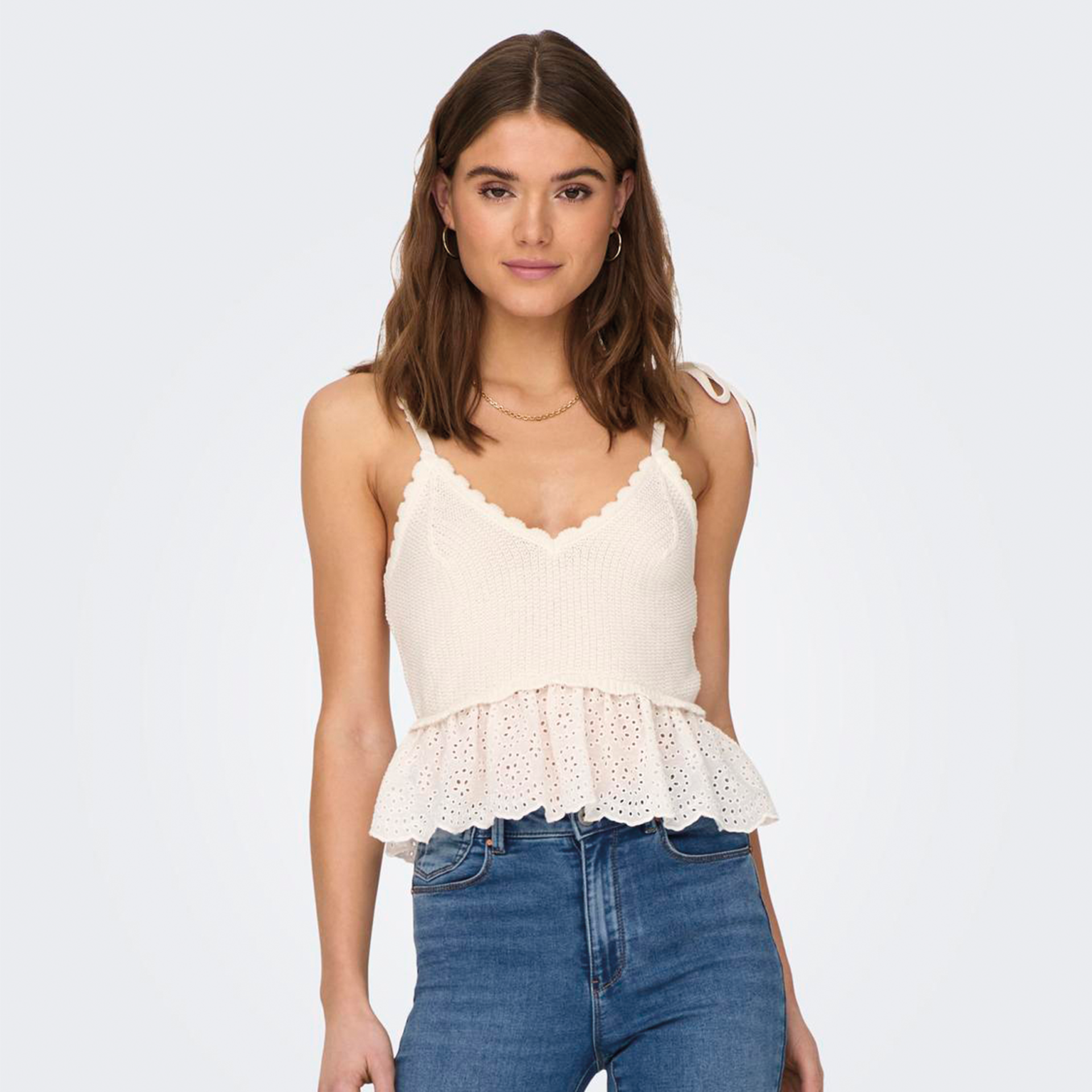 Top branco feminino com babado e alças finas