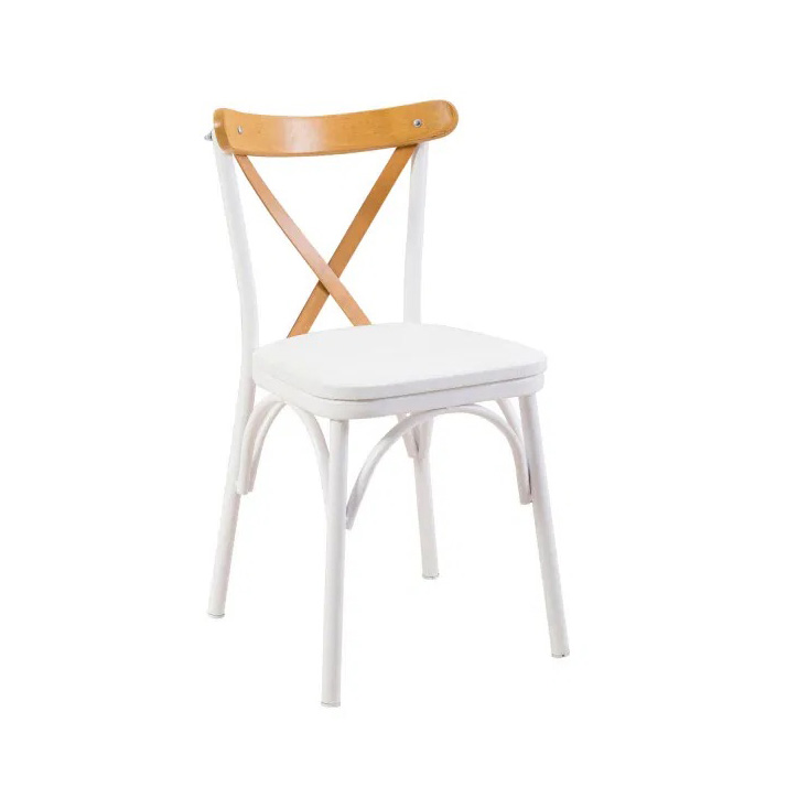 Cadeira branca com madeira clara e assento almofadado