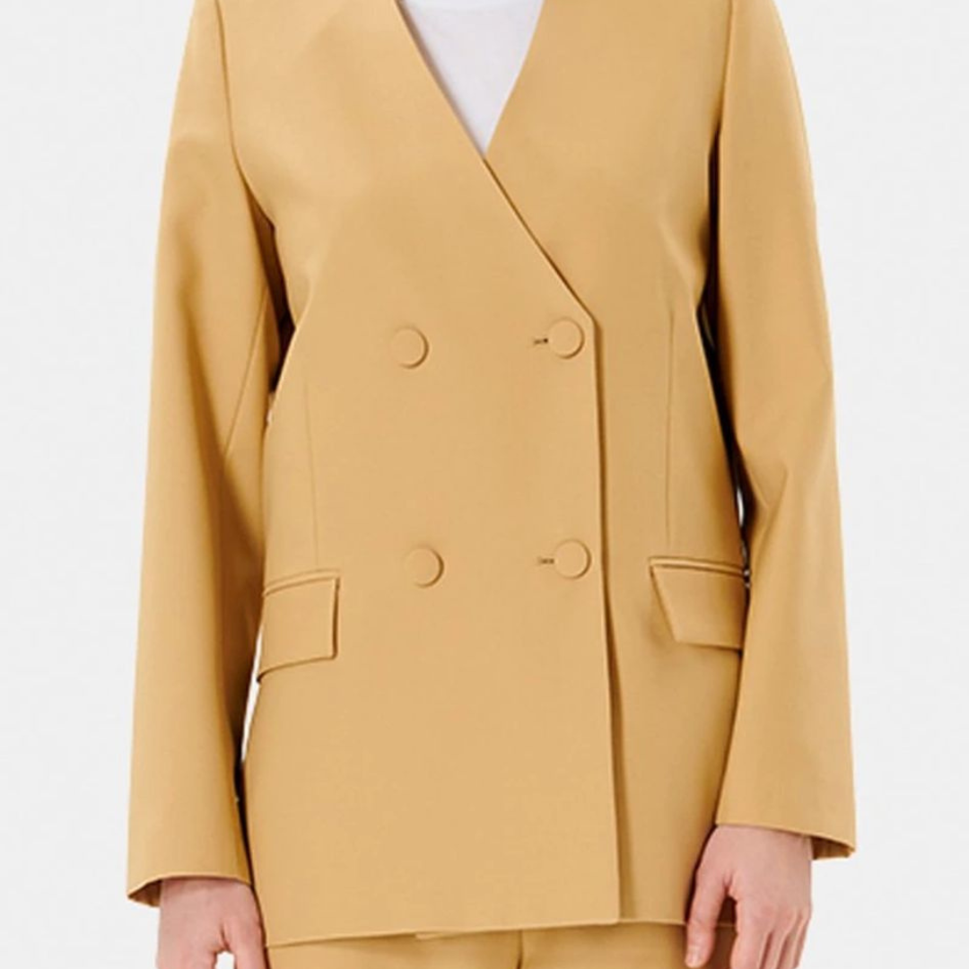 Blazer amarelo mostarda feminino com dois botões e bolsos aba