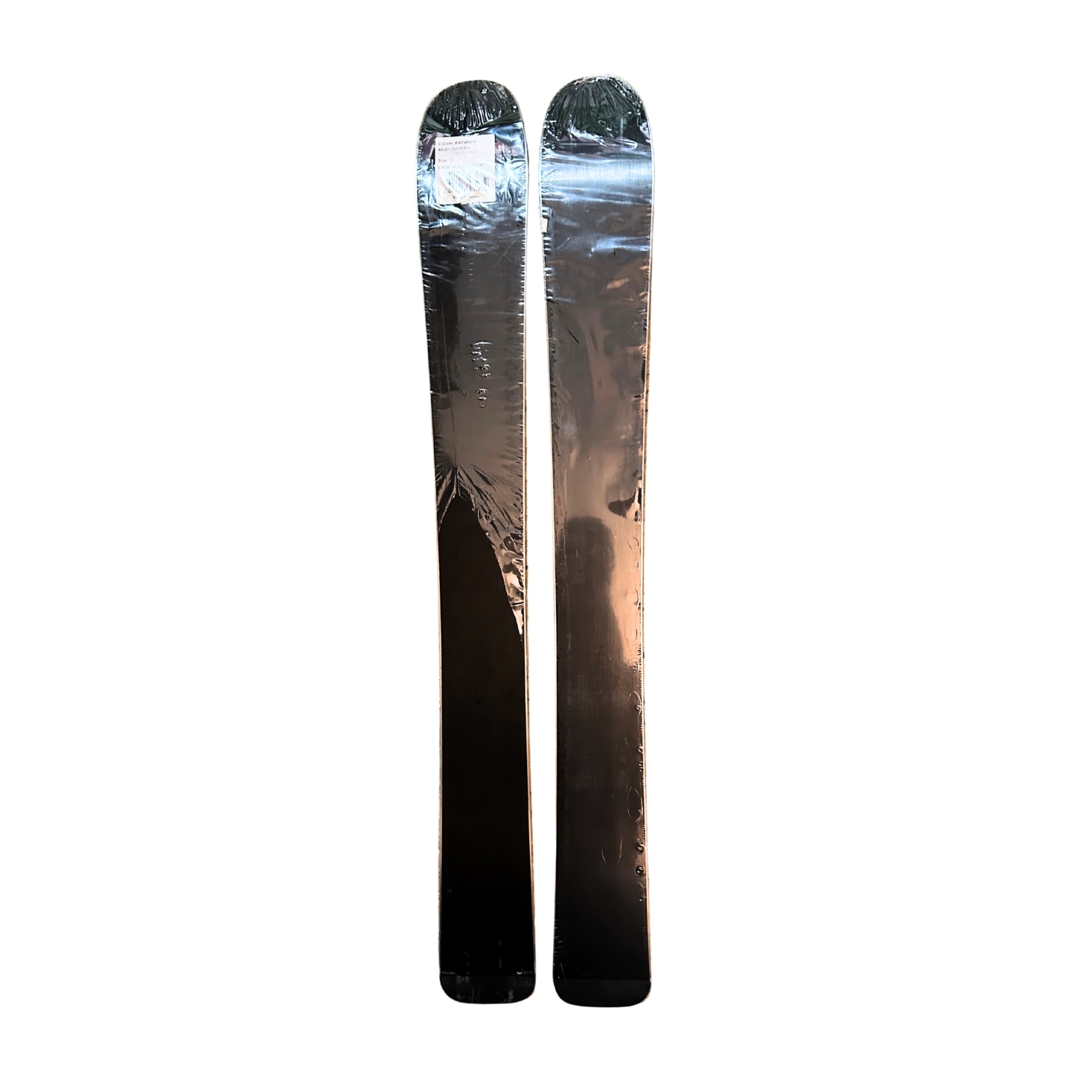 Par de esquis pretos com plástico e etiqueta branca