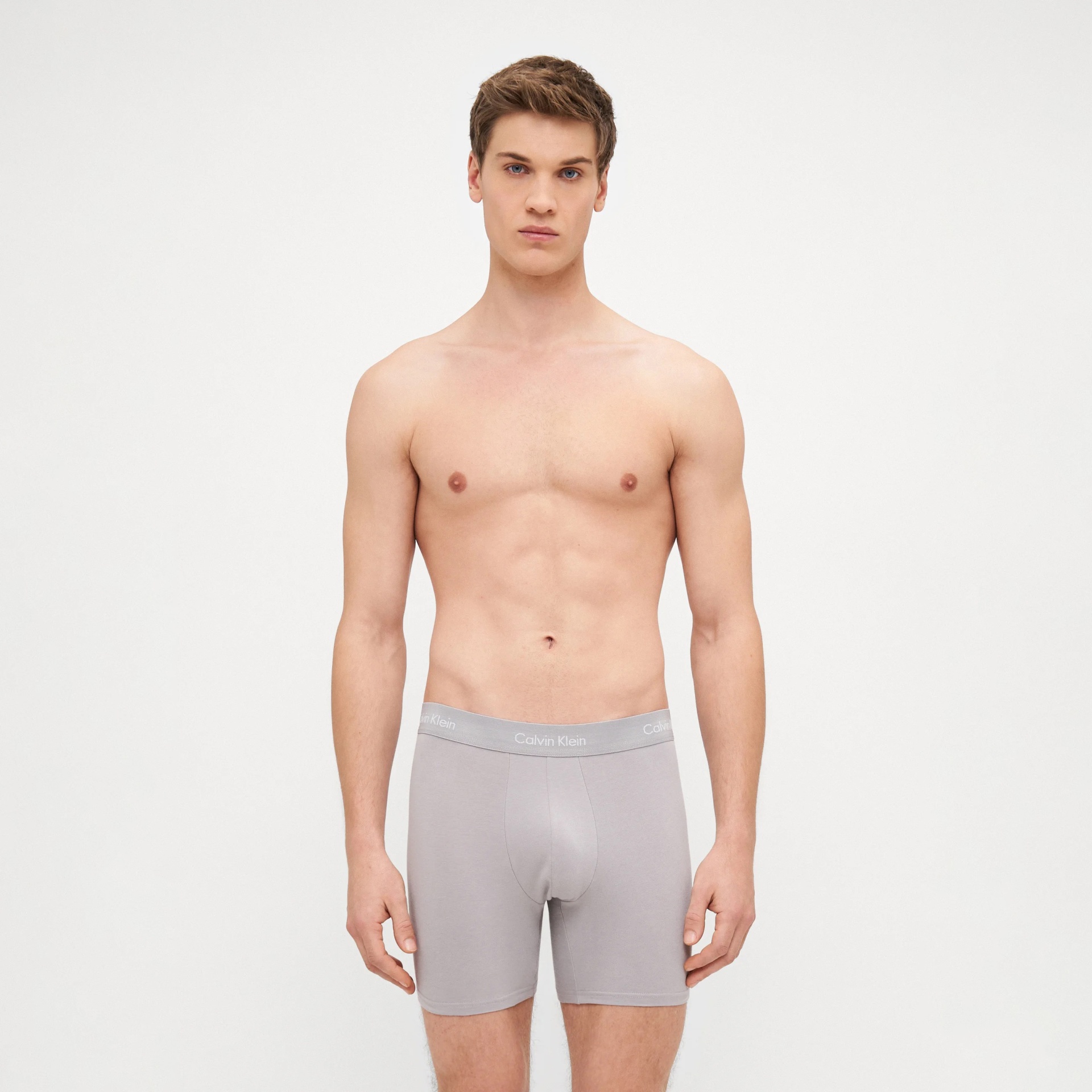 Modelo masculino a usar cuecas boxer cinza claro Calvin Klein