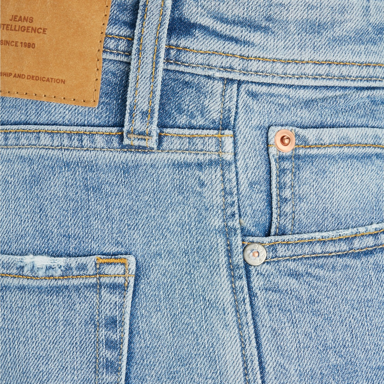 Calças de ganga azuis claras com etiqueta em couro castanho