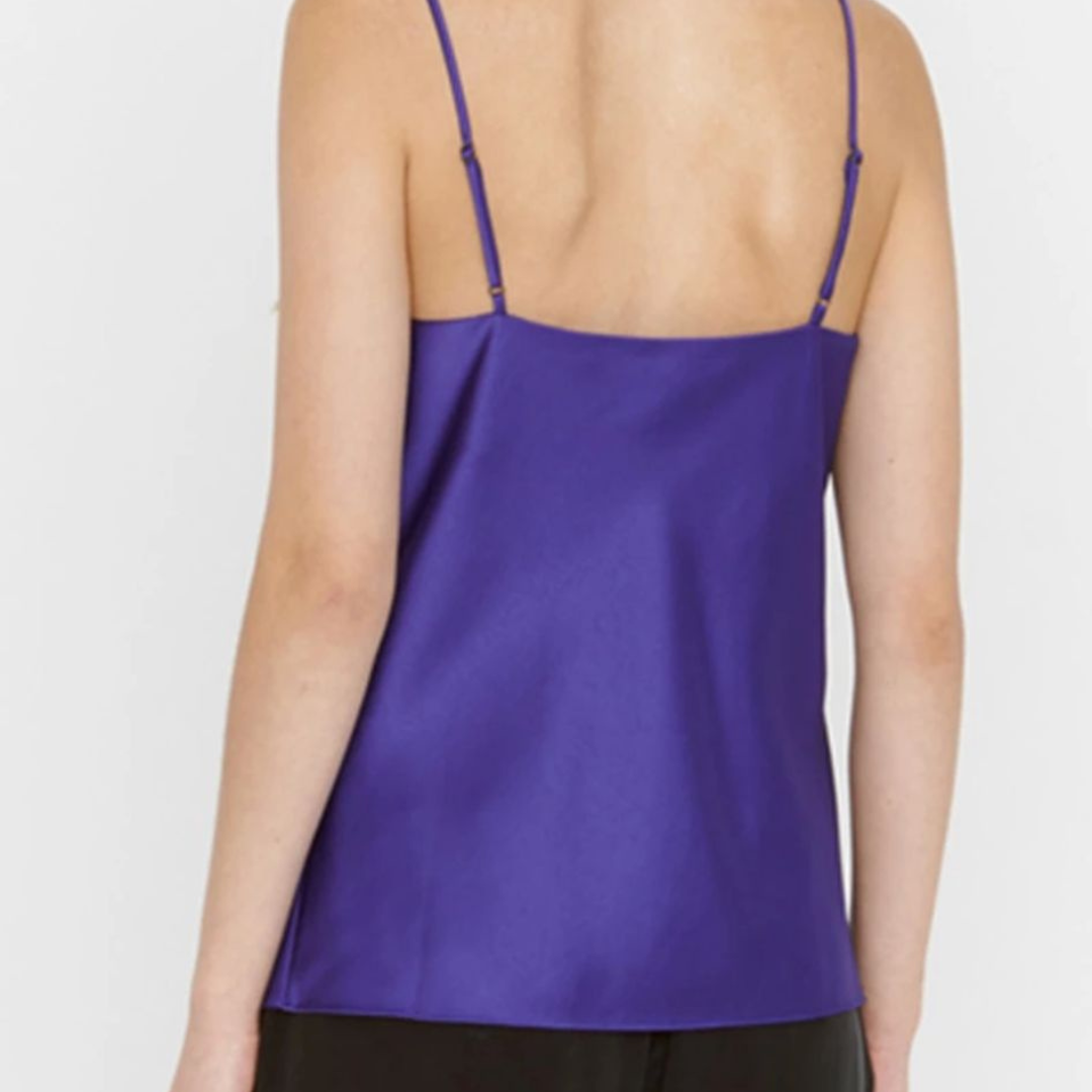 Top roxo de alças finas visto de costas