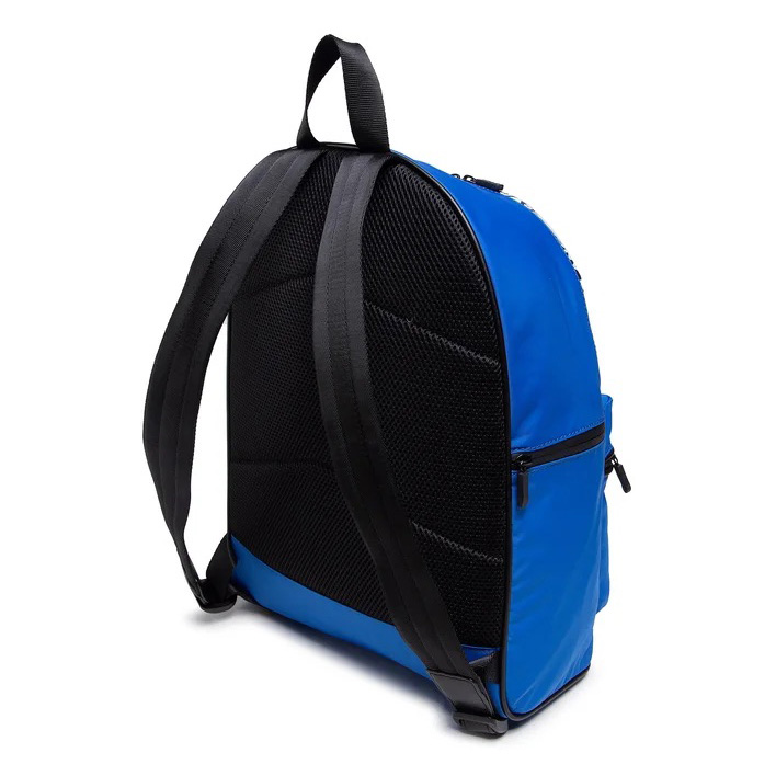 Mochila azul com detalhes pretos e alças ajustáveis