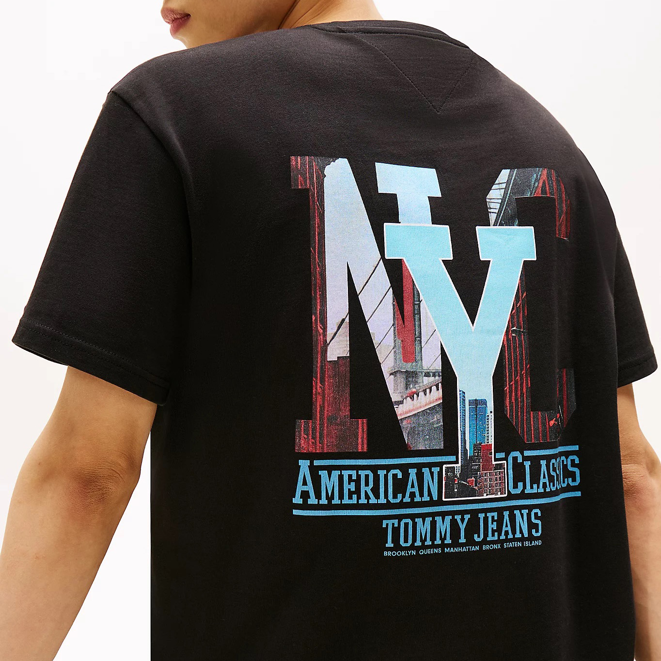 T-shirt preta com estampado 'NY AMERICAN CLASSICS TOMMY JEANS' com padrão urbano