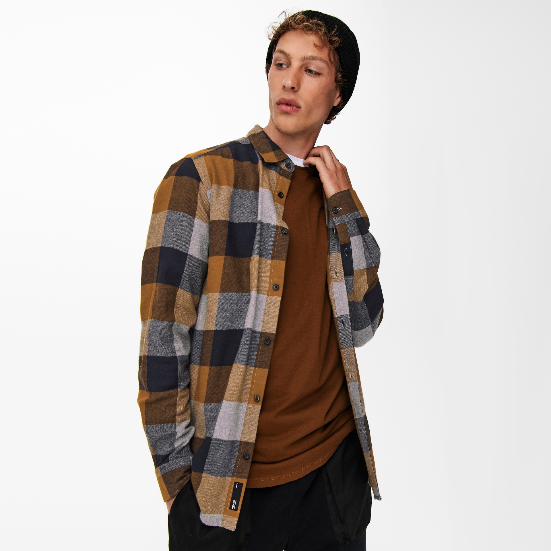 Camisola xadrez castanha, cinza, azul escuro e bege com botões em modelo masculino