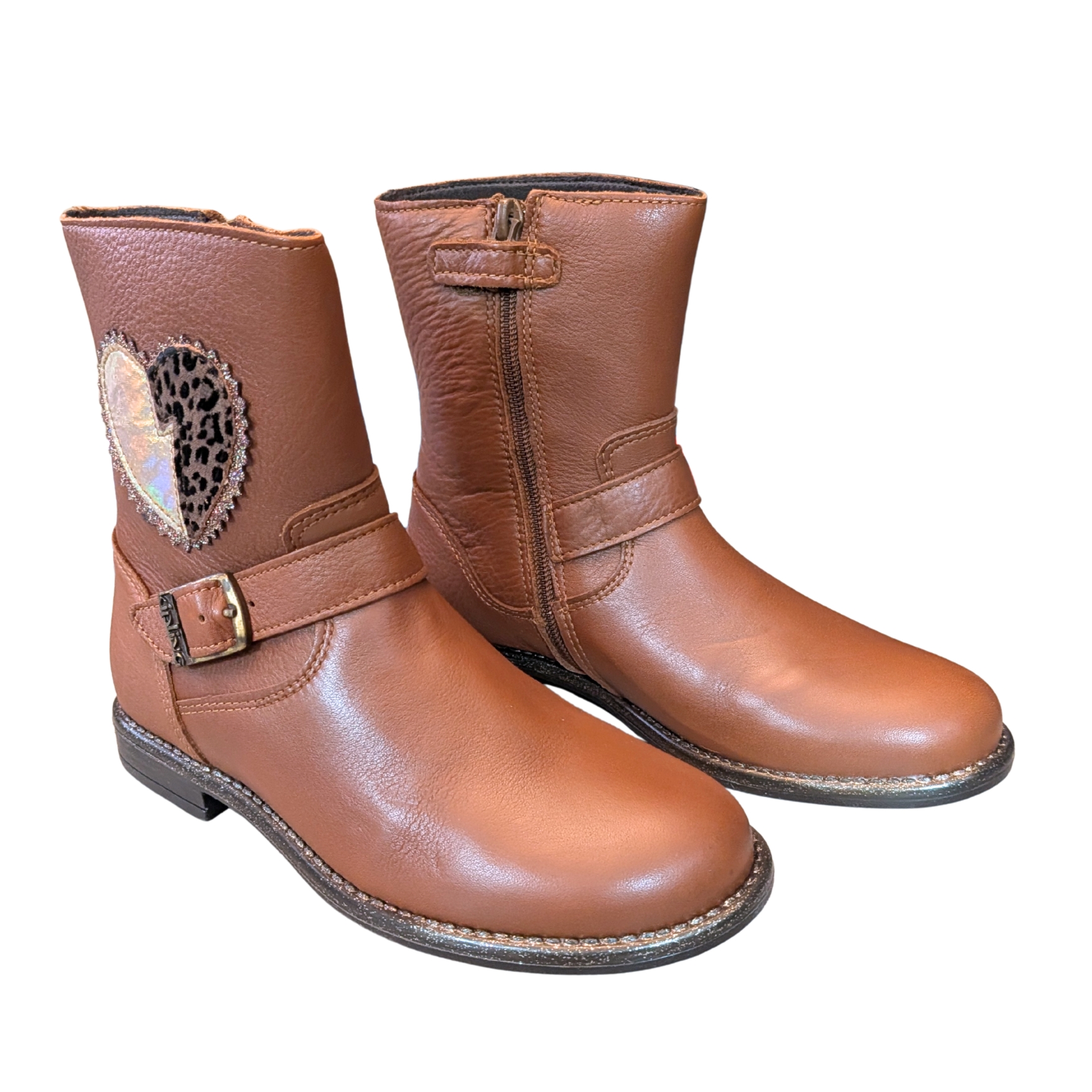 Bota castanha de couro com coração decorativo e fecho lateral