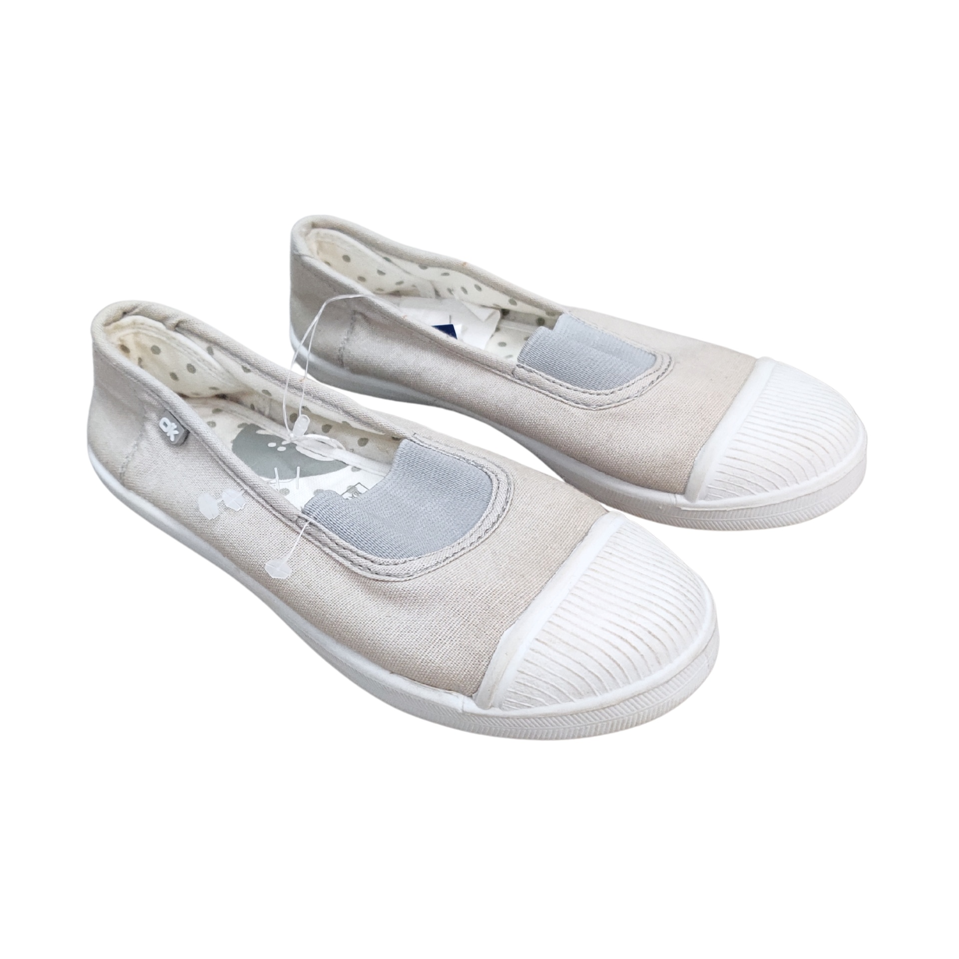 Par de sapatilhas de lona bege claro com sola branca e elástico cinza