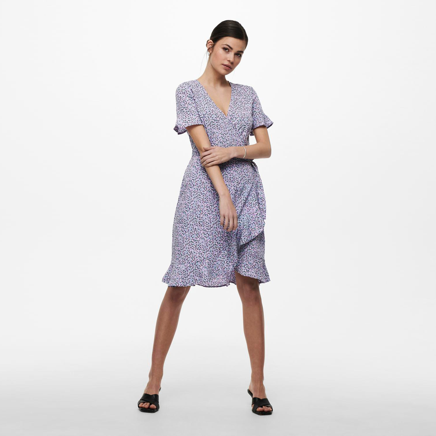 Vestido curto azul e branco com padrão floral, folhos e decote em V.