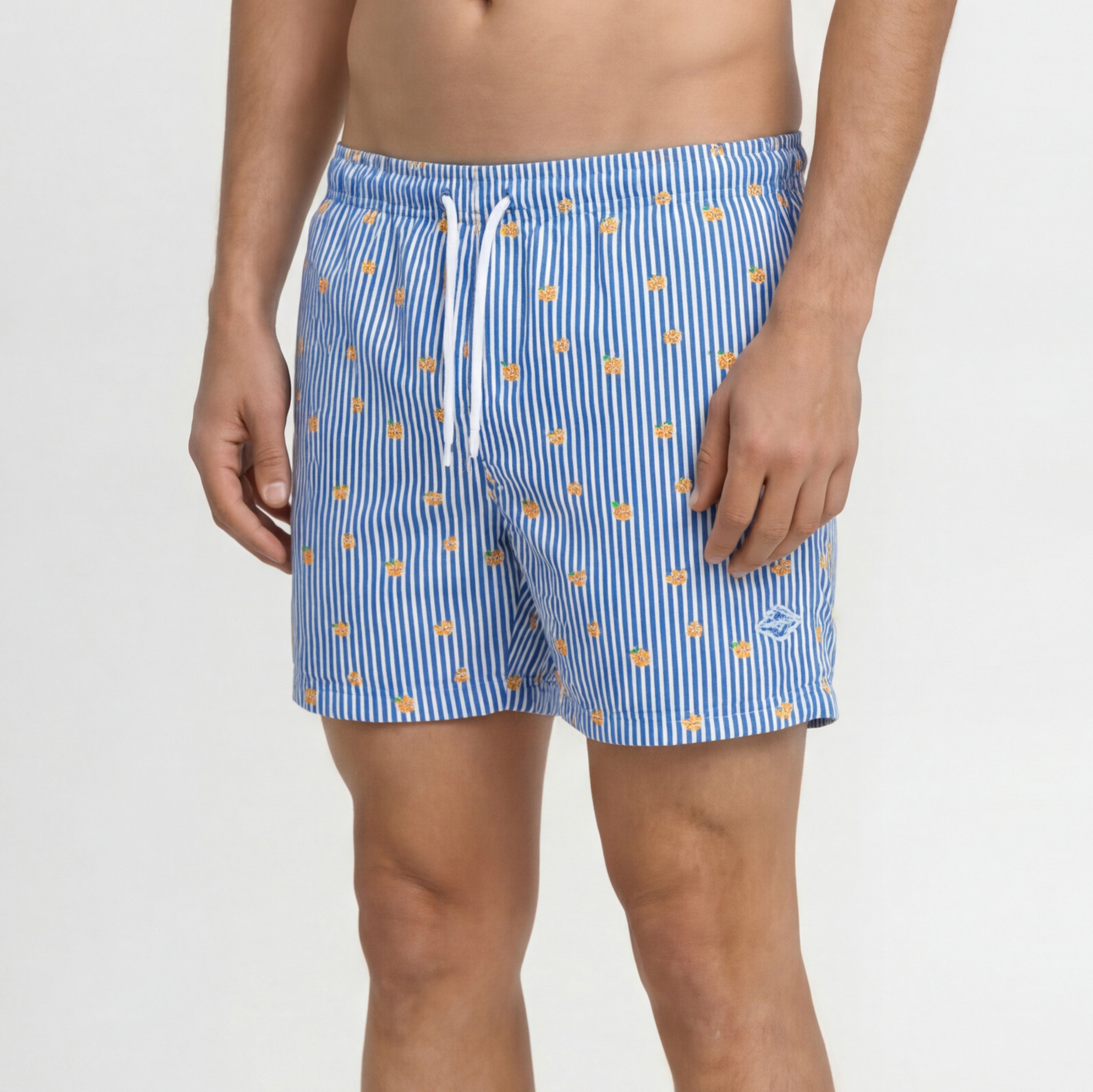 Shorts de banho azuis e brancos com padrão alaranjado