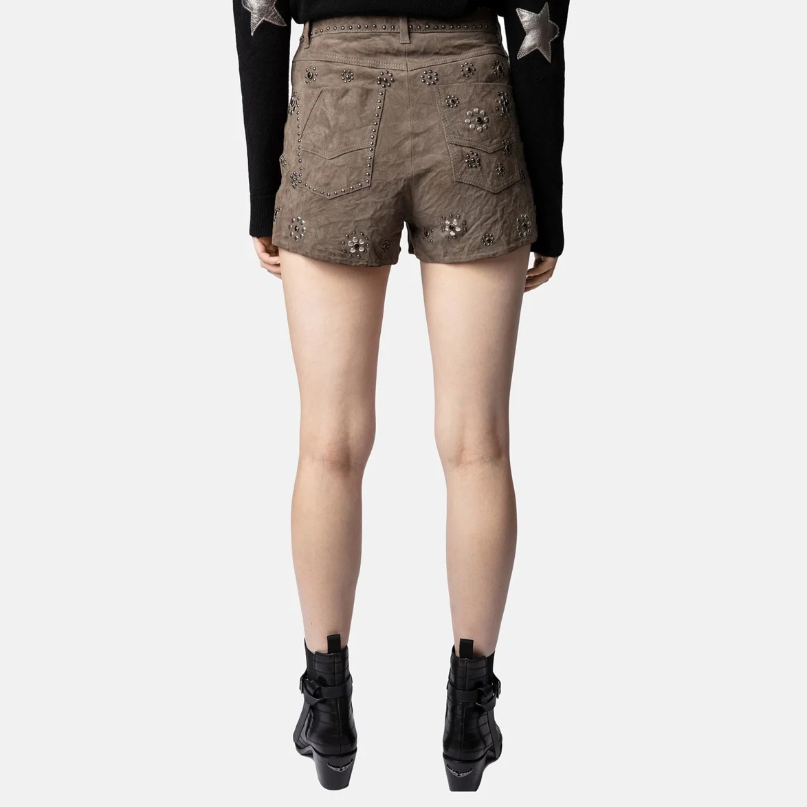 Shorts castanhos com tachas e botas pretas