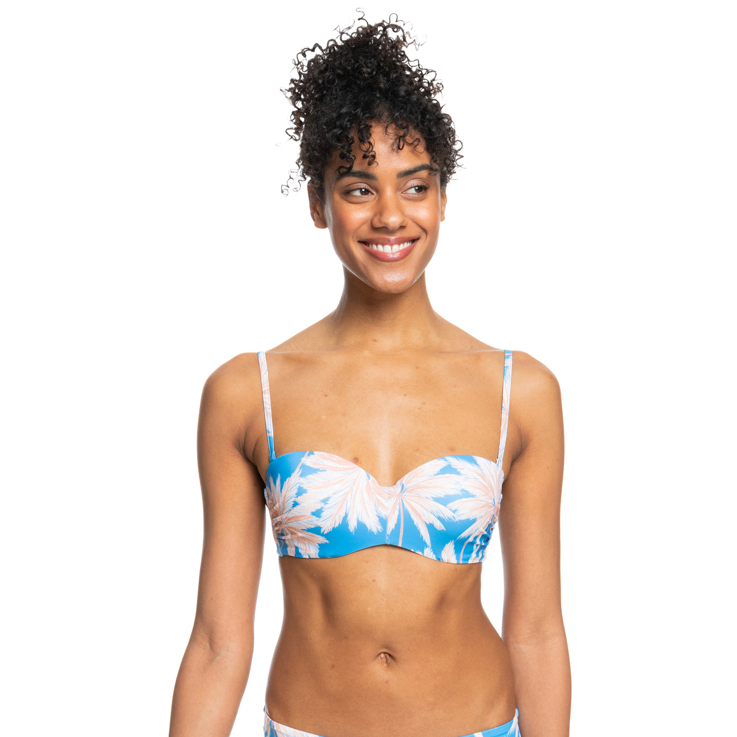Top bikini azul e branco com padrão de folhagem em modelo feminino