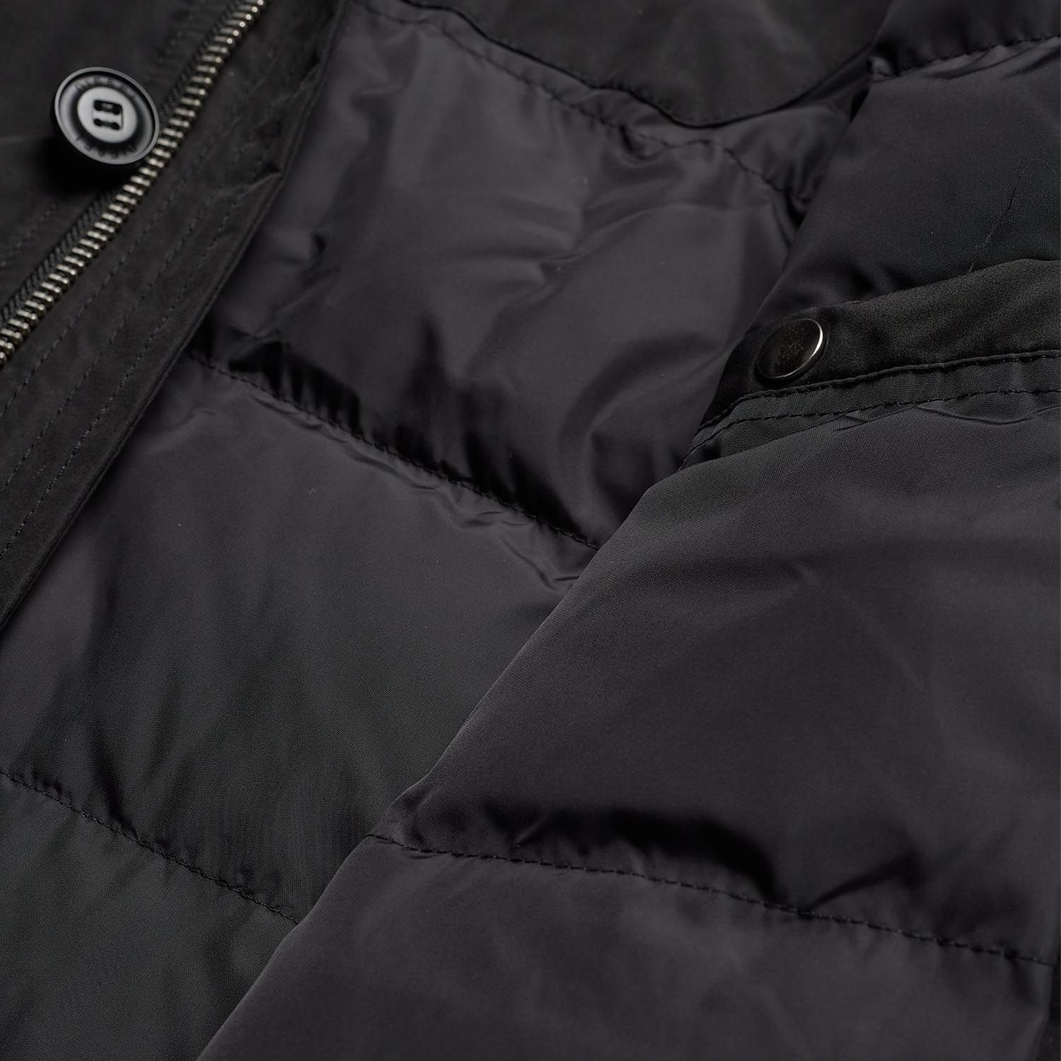 Casaco preto acolchoado com fecho e botões