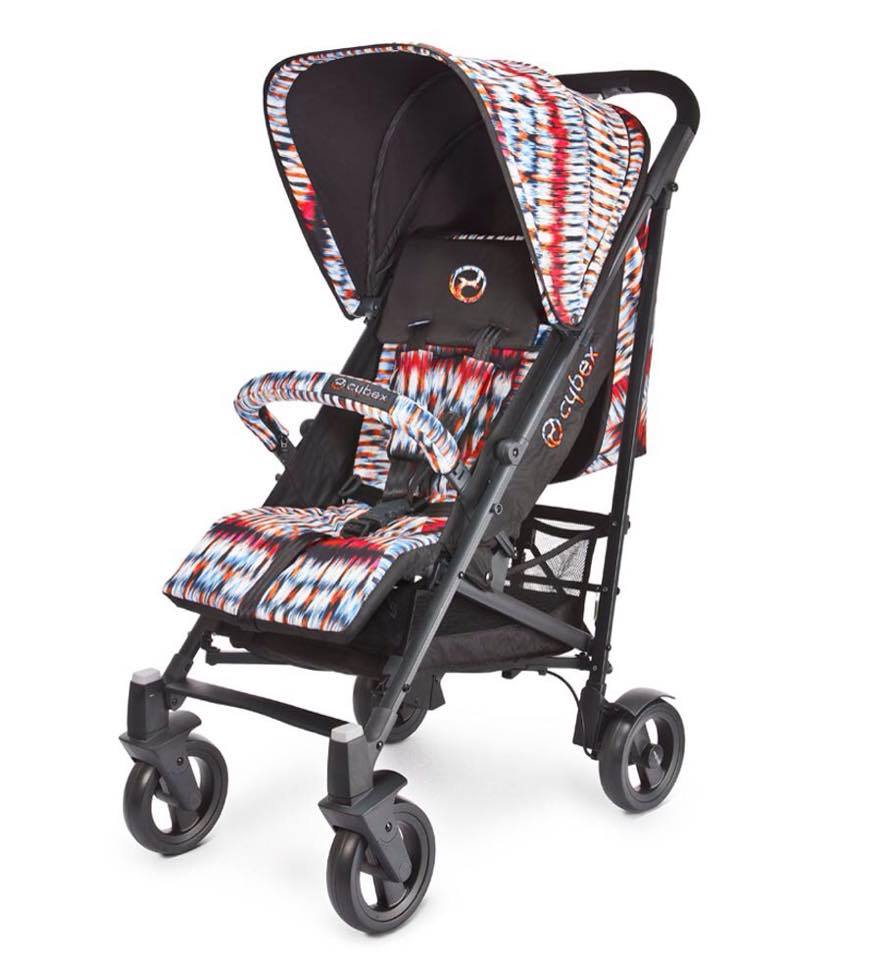 Carrinho de bebé Cybex com padrão colorido e estrutura preta