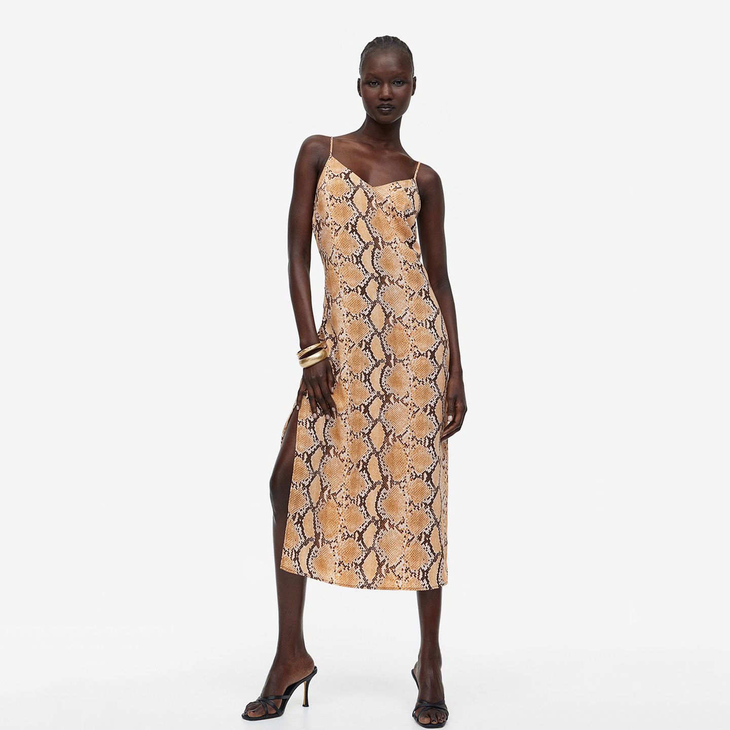 Vestido midi feminino animal print bege e castanho com alças finas e fenda lateral
