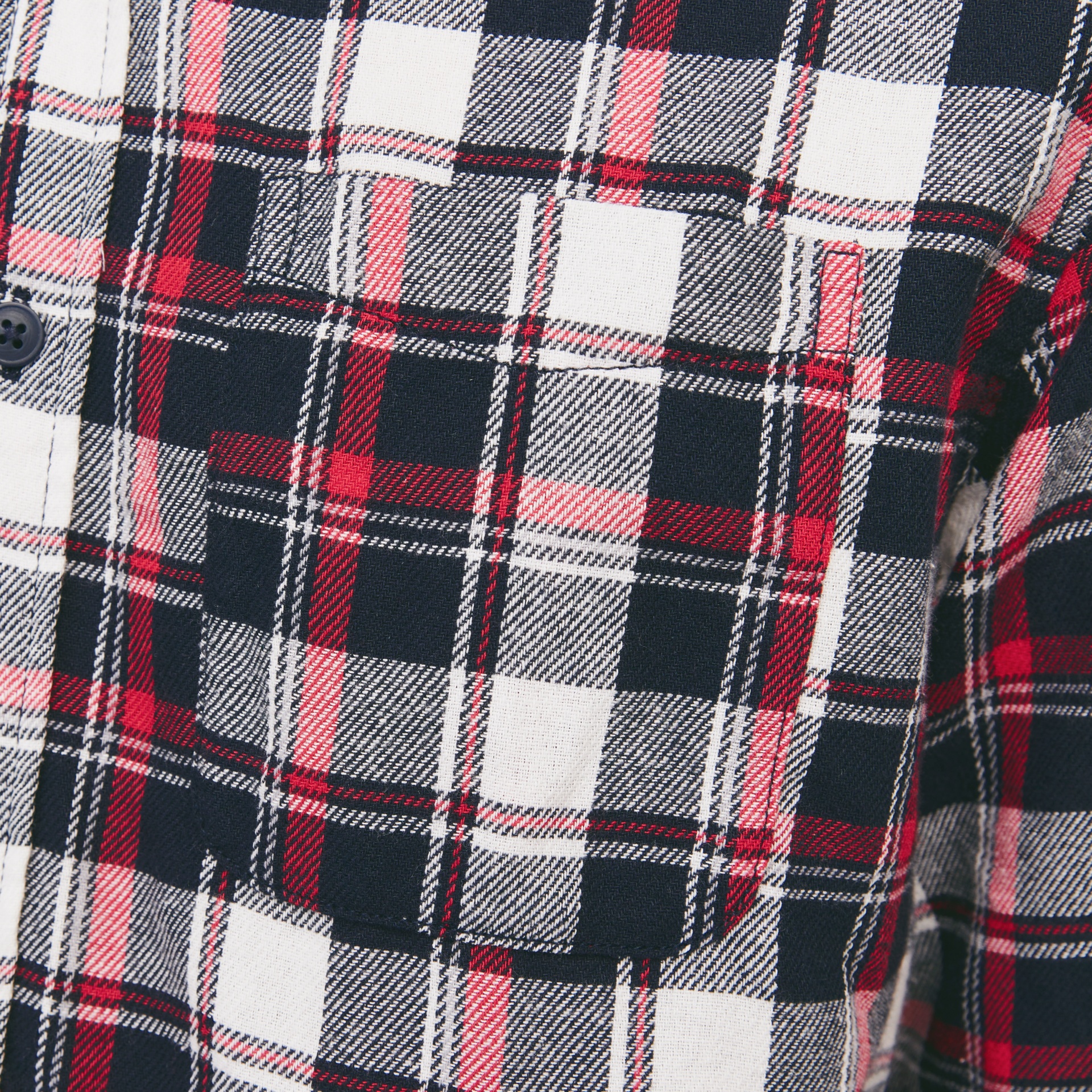 Camisa xadrez vermelha, preta e branca com bolso frontal.