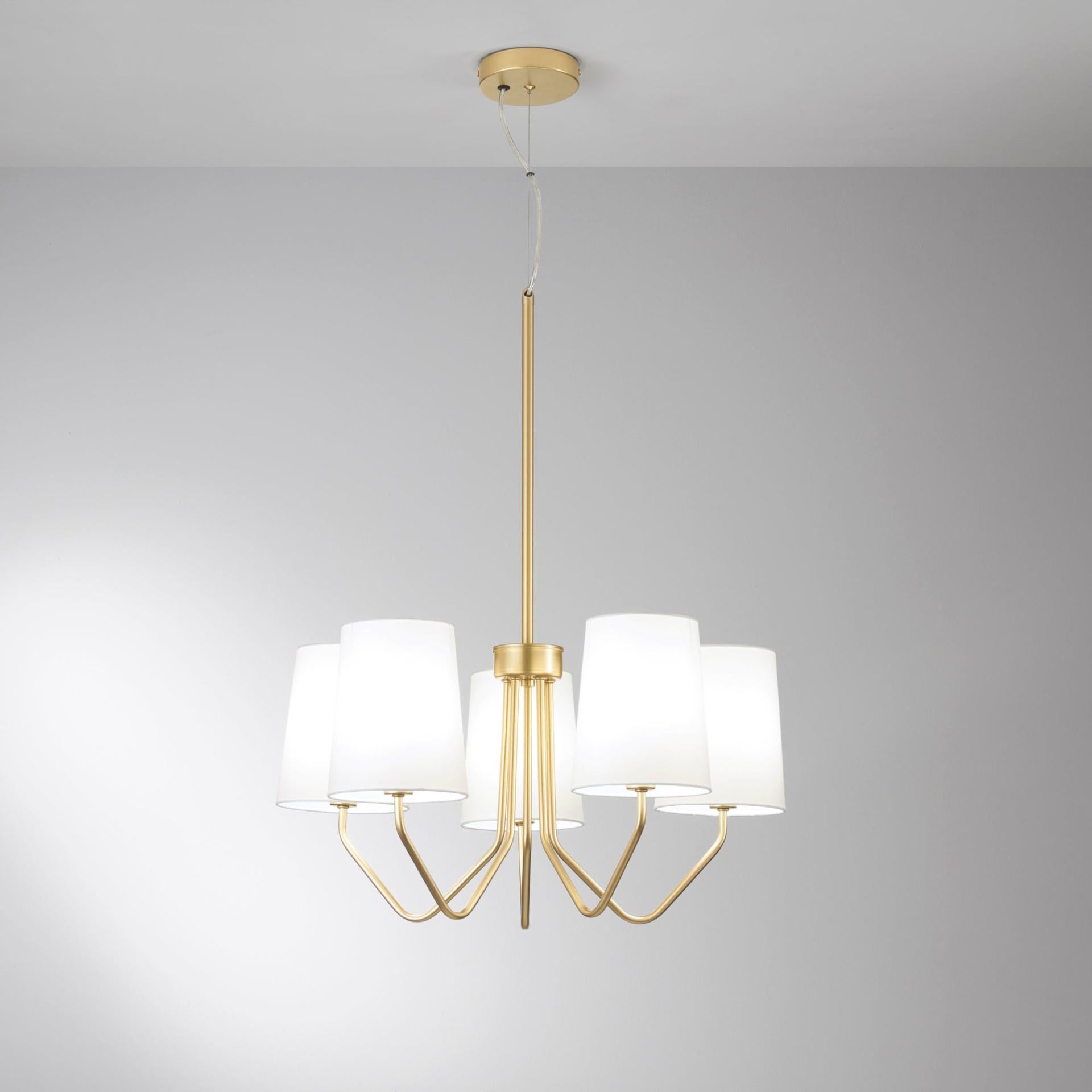 Candeeiro de teto dourado com cinco cúpulas brancas