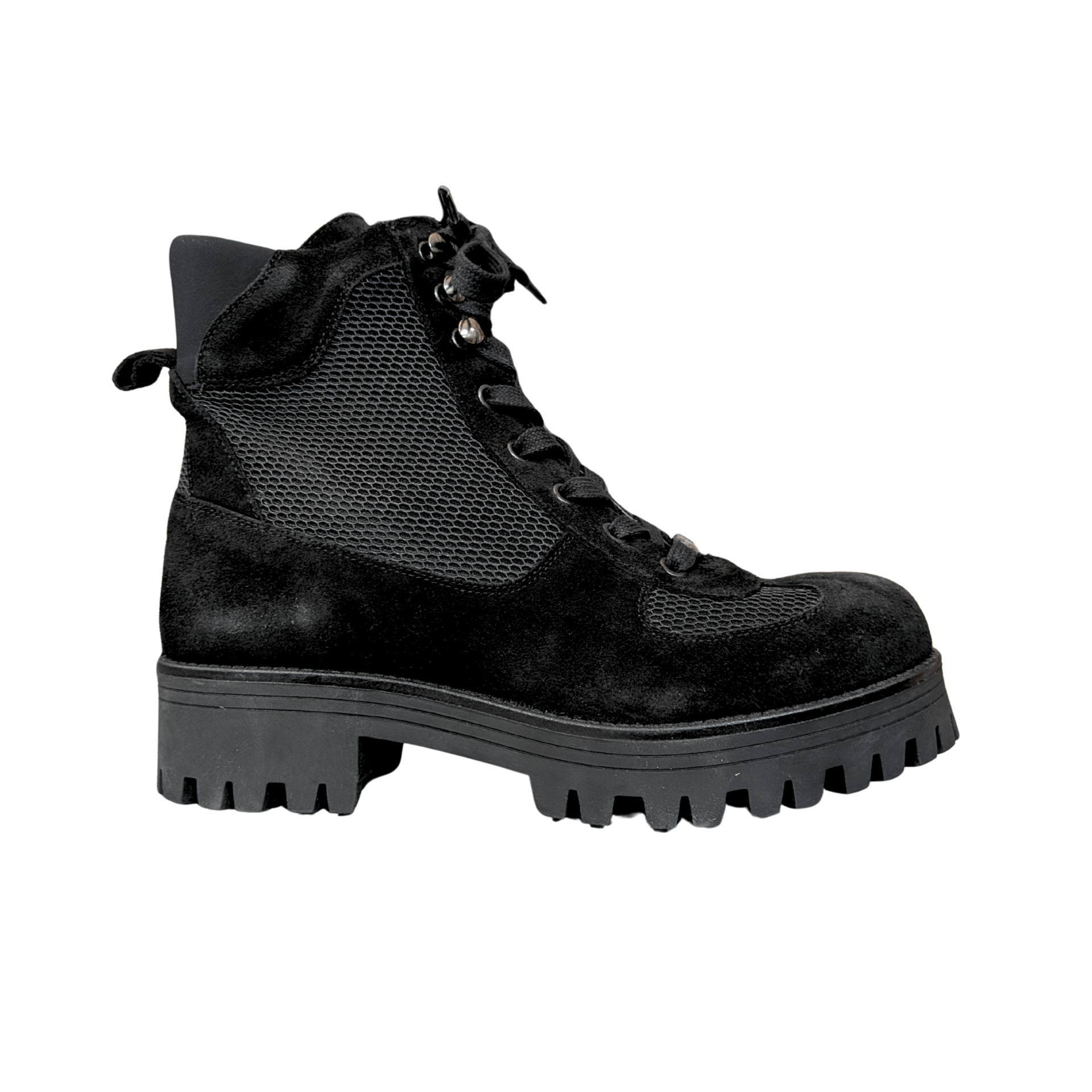 Bota preta feminina com sola grossa e atacadores