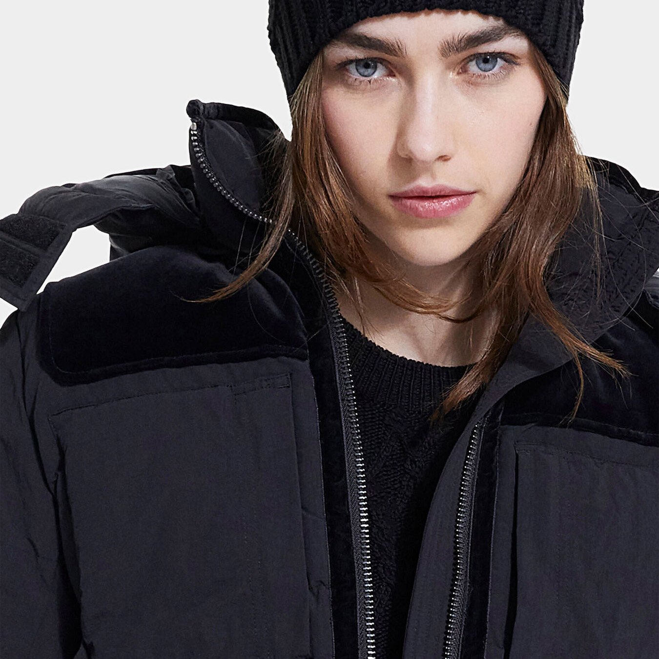 Casaco preto acolchoado com fecho e gorro preto de malha