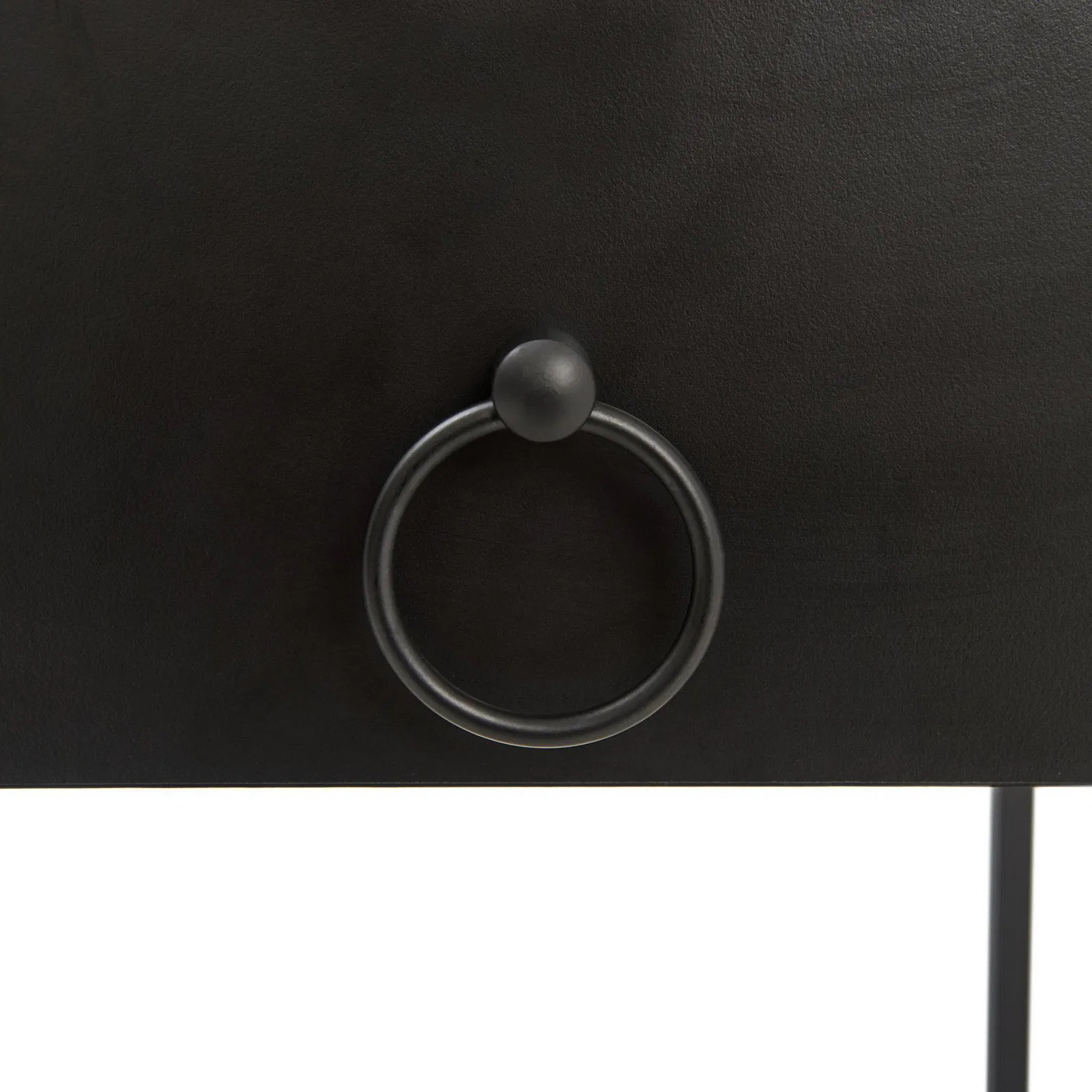 Mesa auxiliar preta com aro circular e bola em metal preto