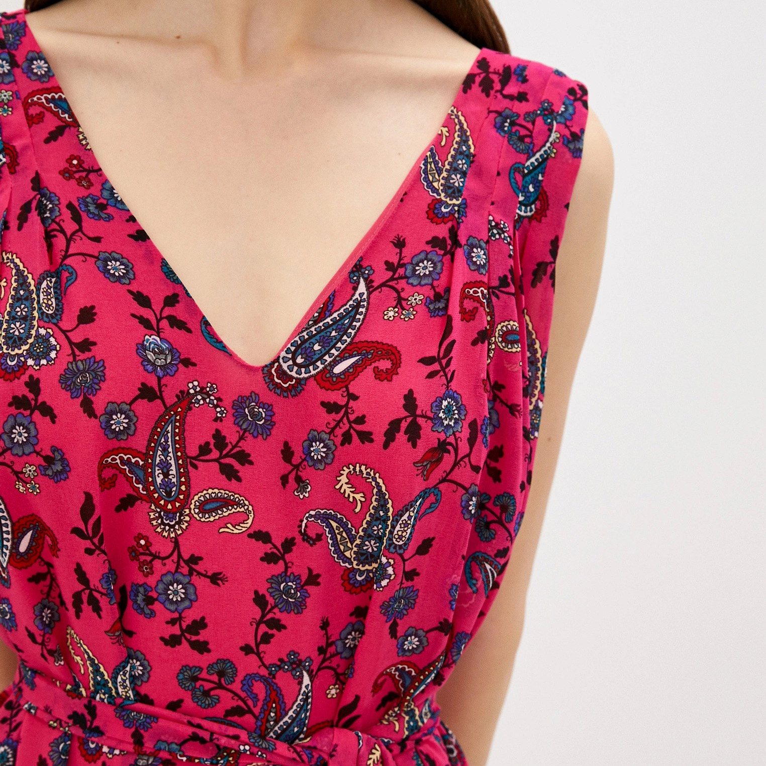 Vestido rosa com padrão floral colorido e decote em V