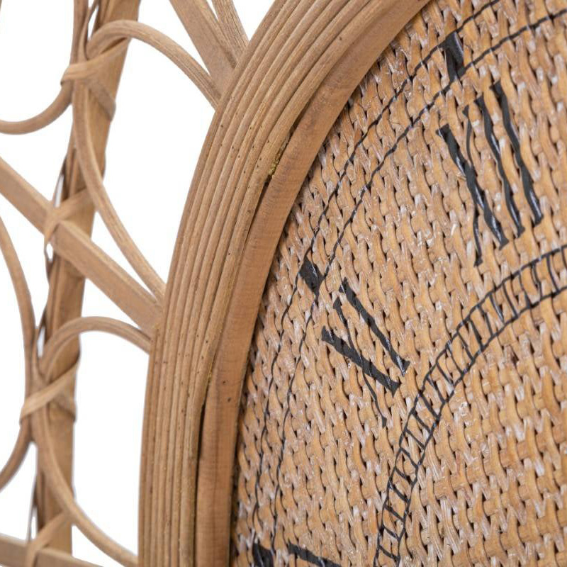 Relógio de parede em rattan trançado com números romanos pretos.