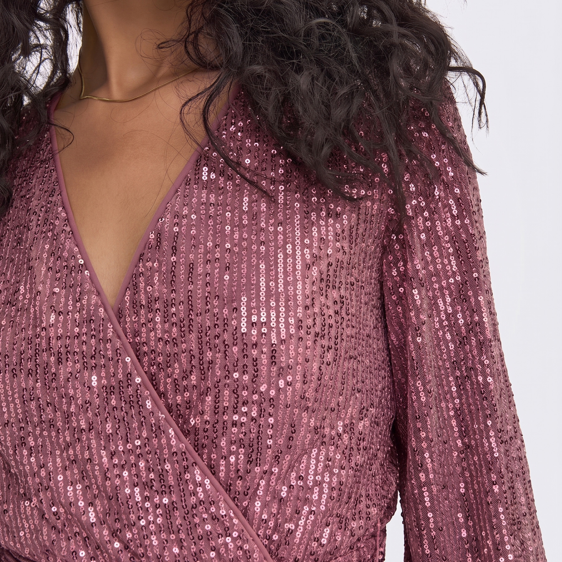Vestido rosa com lantejoulas e decote em V