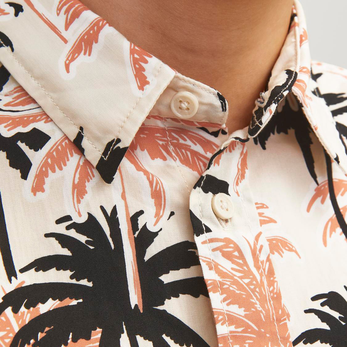 Camisa padrão folhas palmeira preto e salmão com botões bege colarinho