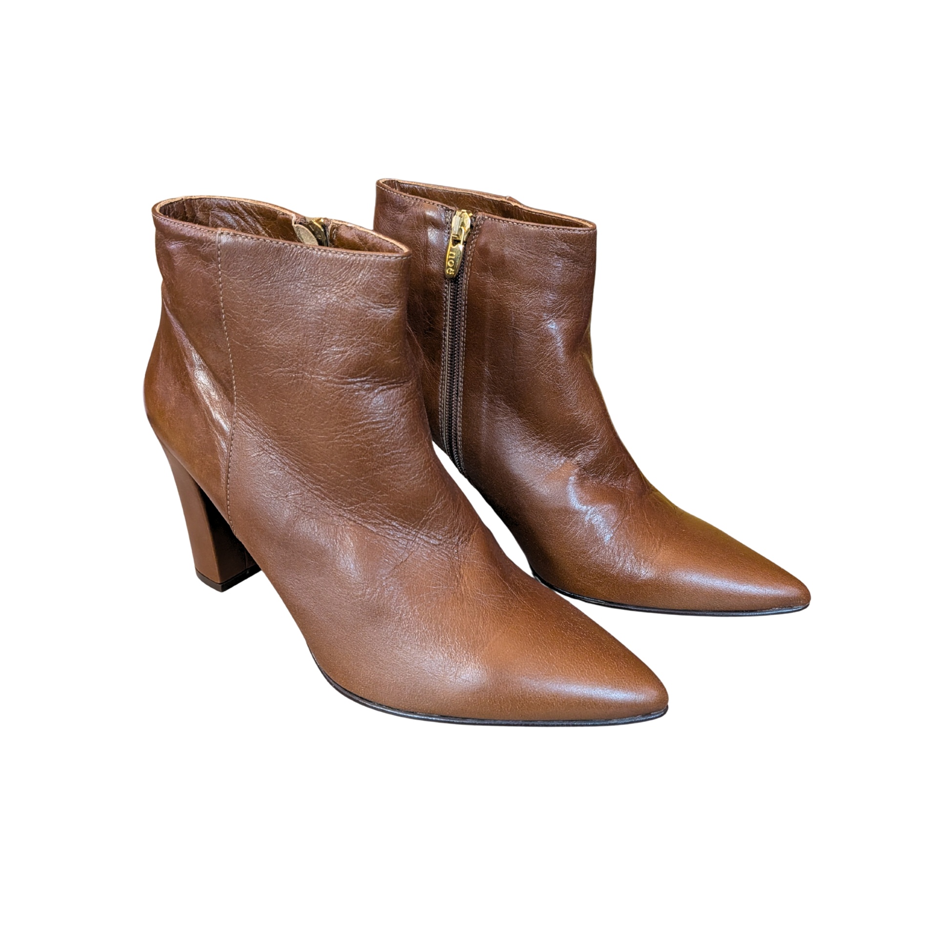 Botins em pele castanha com salto e fecho de correr dourado