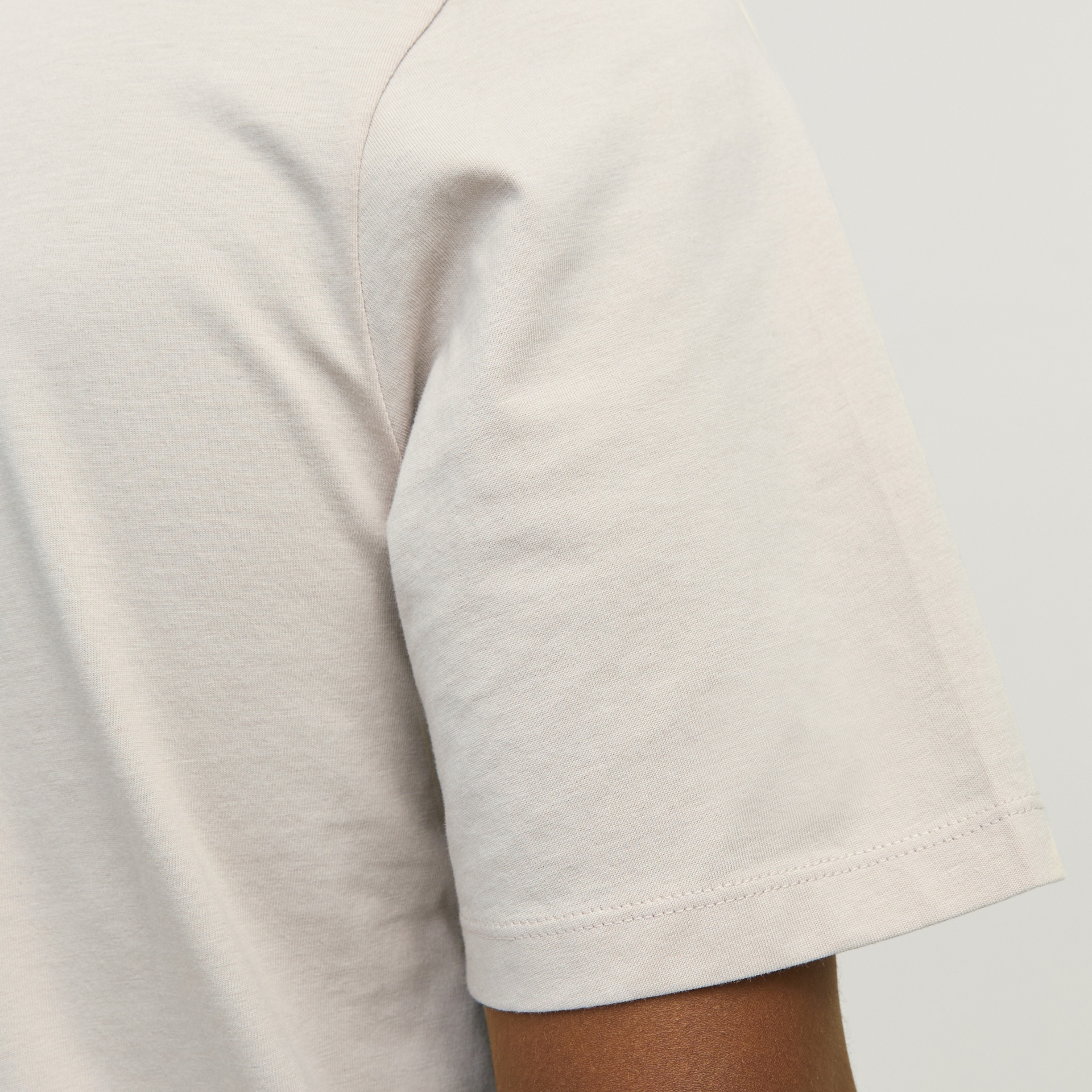 Manga de t-shirt de algodão bege claro