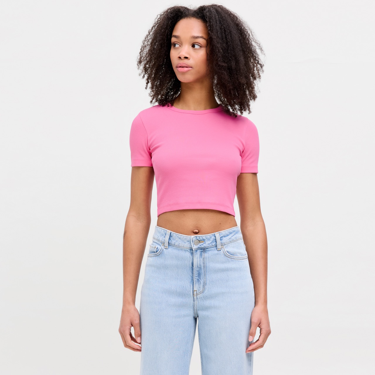 T-shirt rosa curta com calças de ganga claras