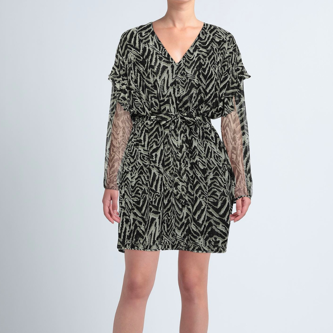 Vestido curto padrão animal print preto e bege com mangas de tule bege e cinto na cintura