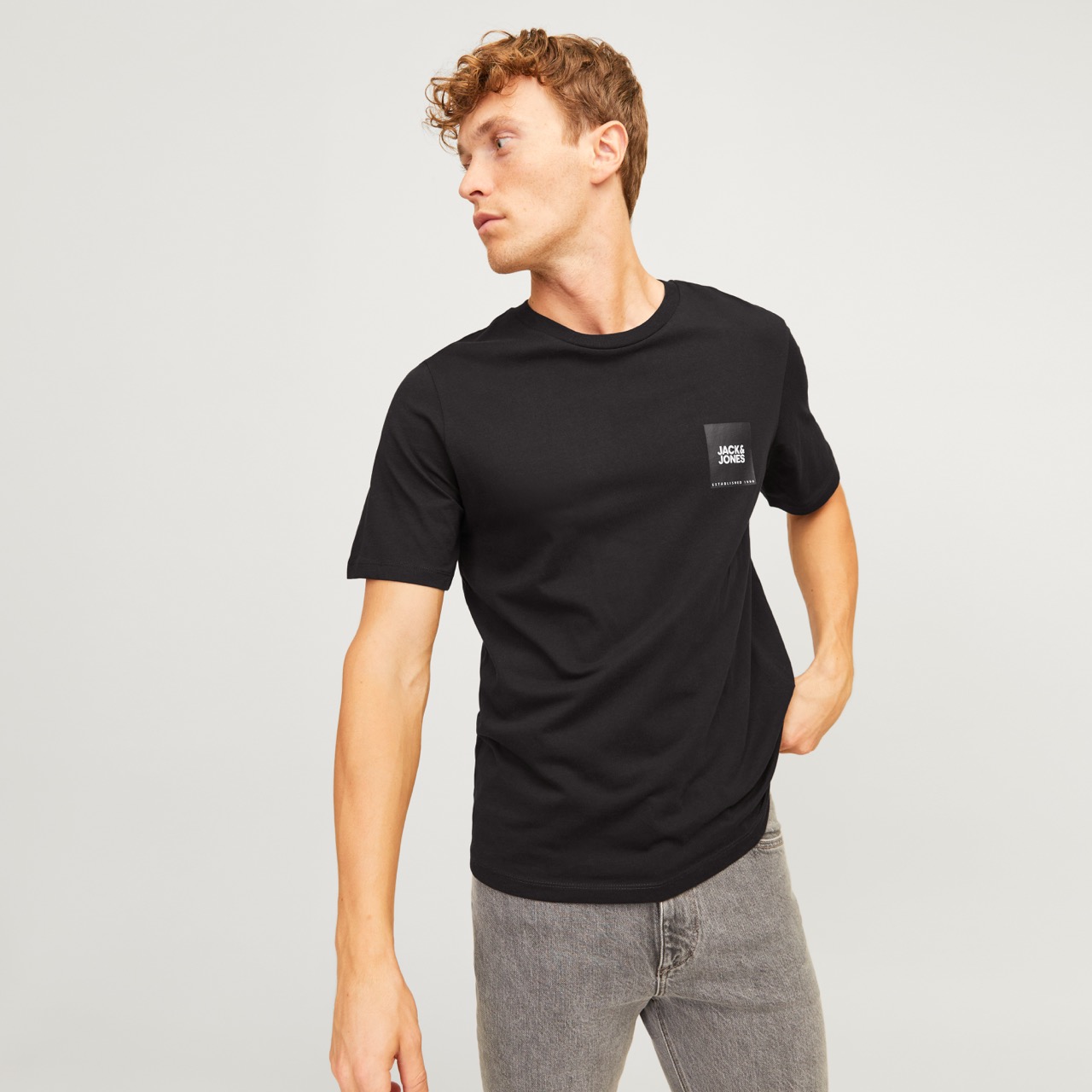 T-shirt preta Jack & Jones com manga curta e gola redonda em modelo masculino