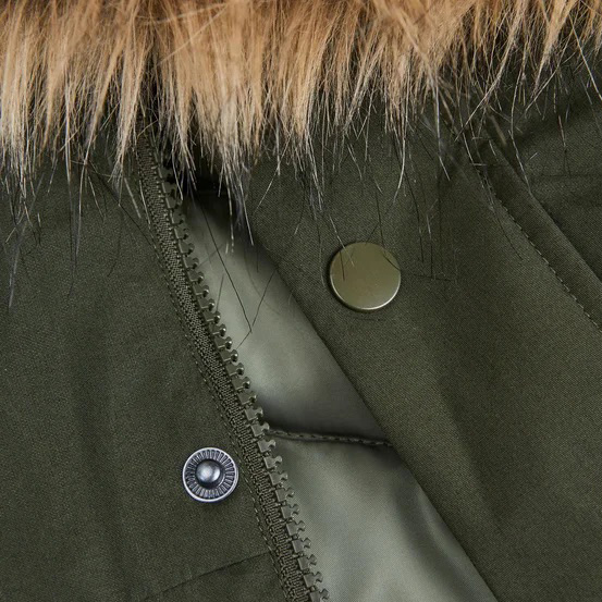 Casaco verde com fecho de correr e botão metálico próximo a gola de pelo