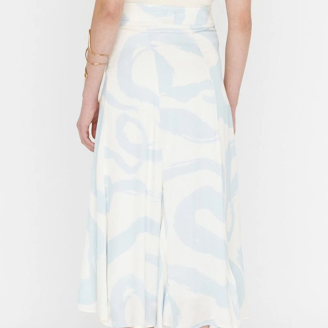Saia plissada azul claro e branca com padrão abstrato