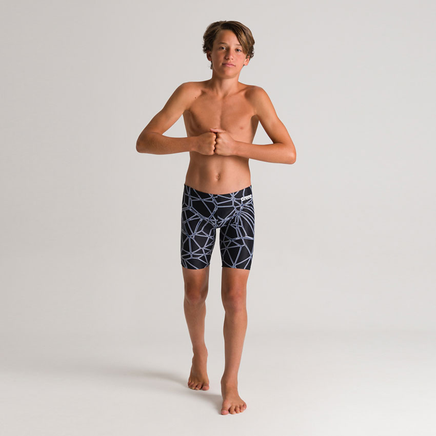 Rapaz com fato de banho estampado preto e cinzento