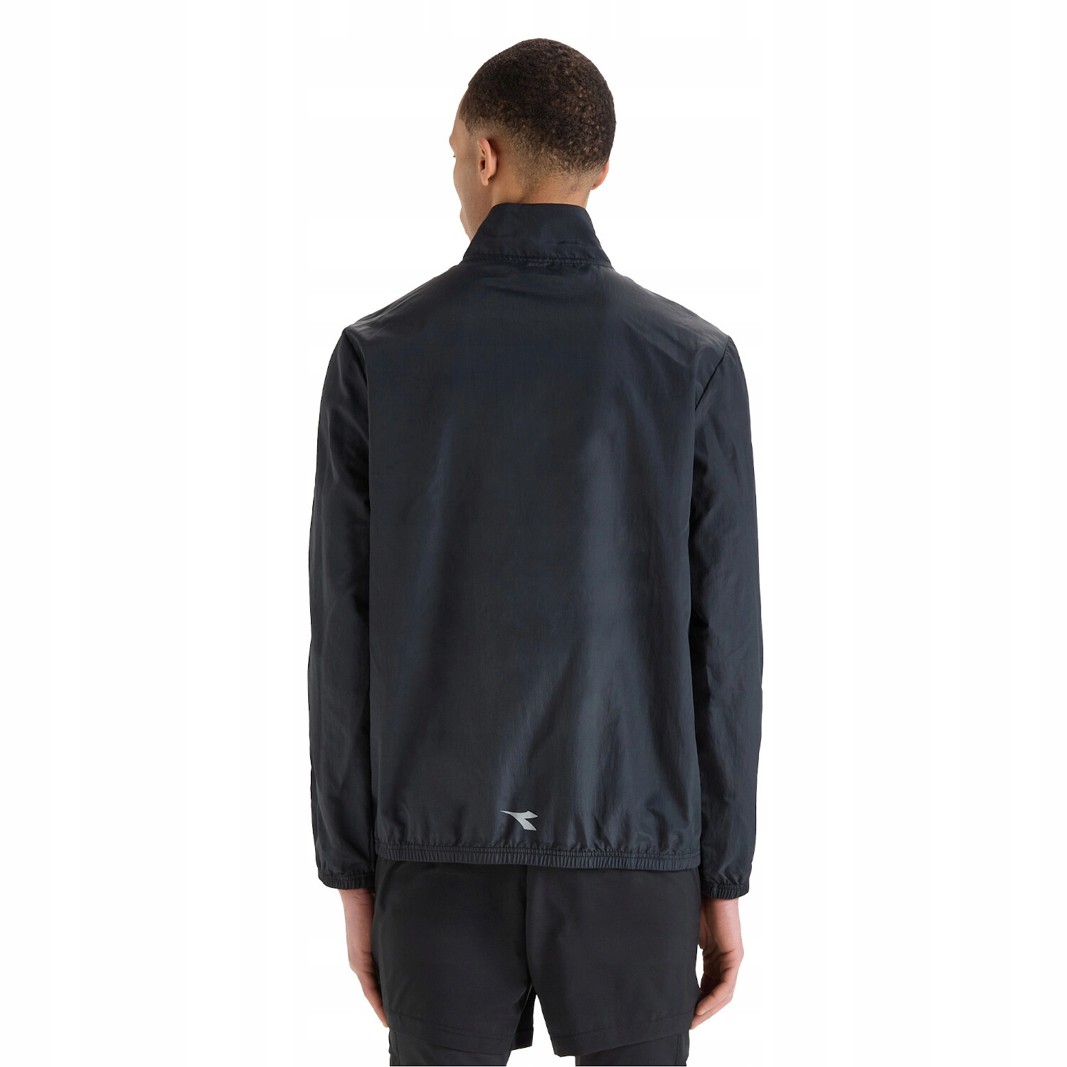 Casaco desportivo preto de manga longa visto de costas