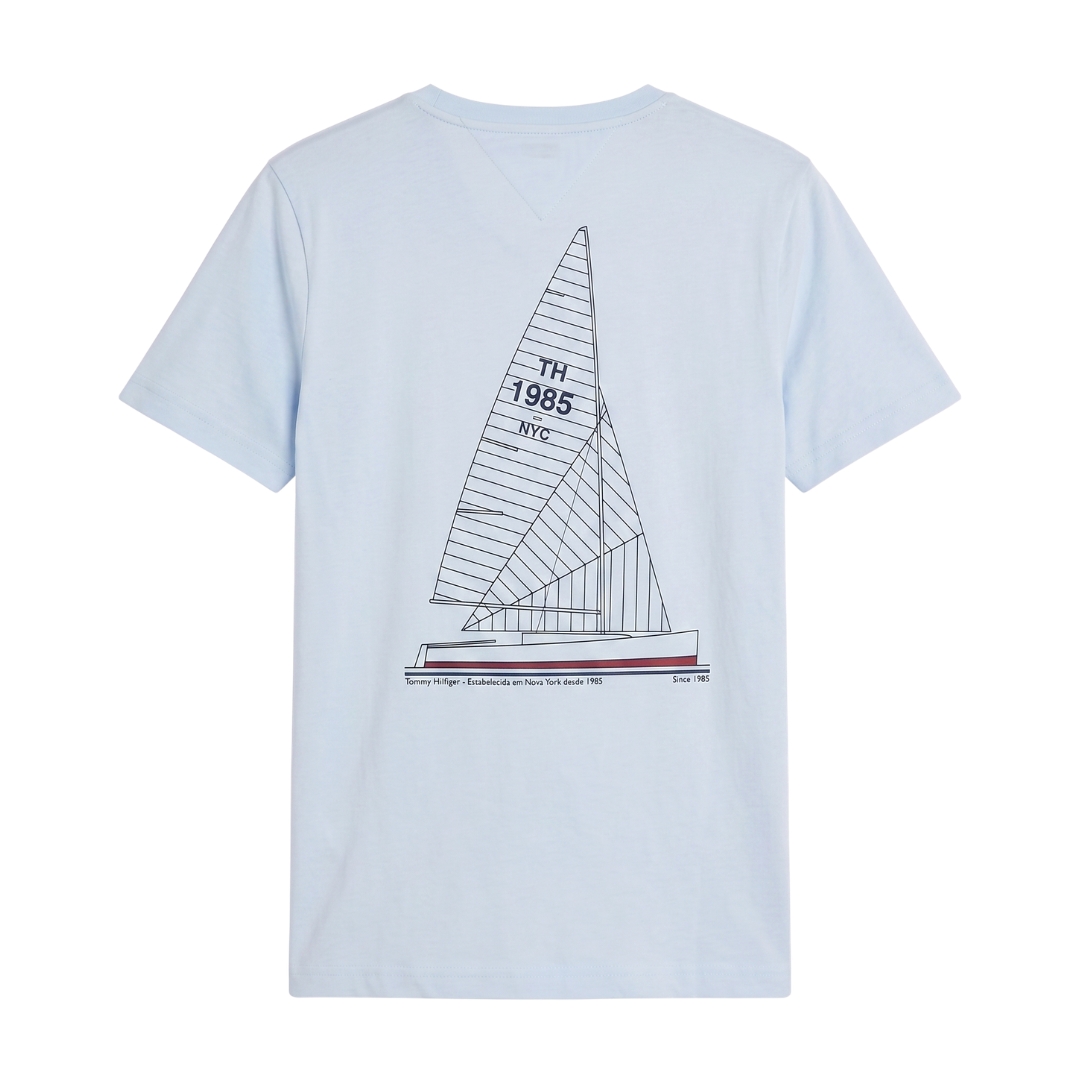 T-shirt azul clara com estampa de veleiro e texto nas costas