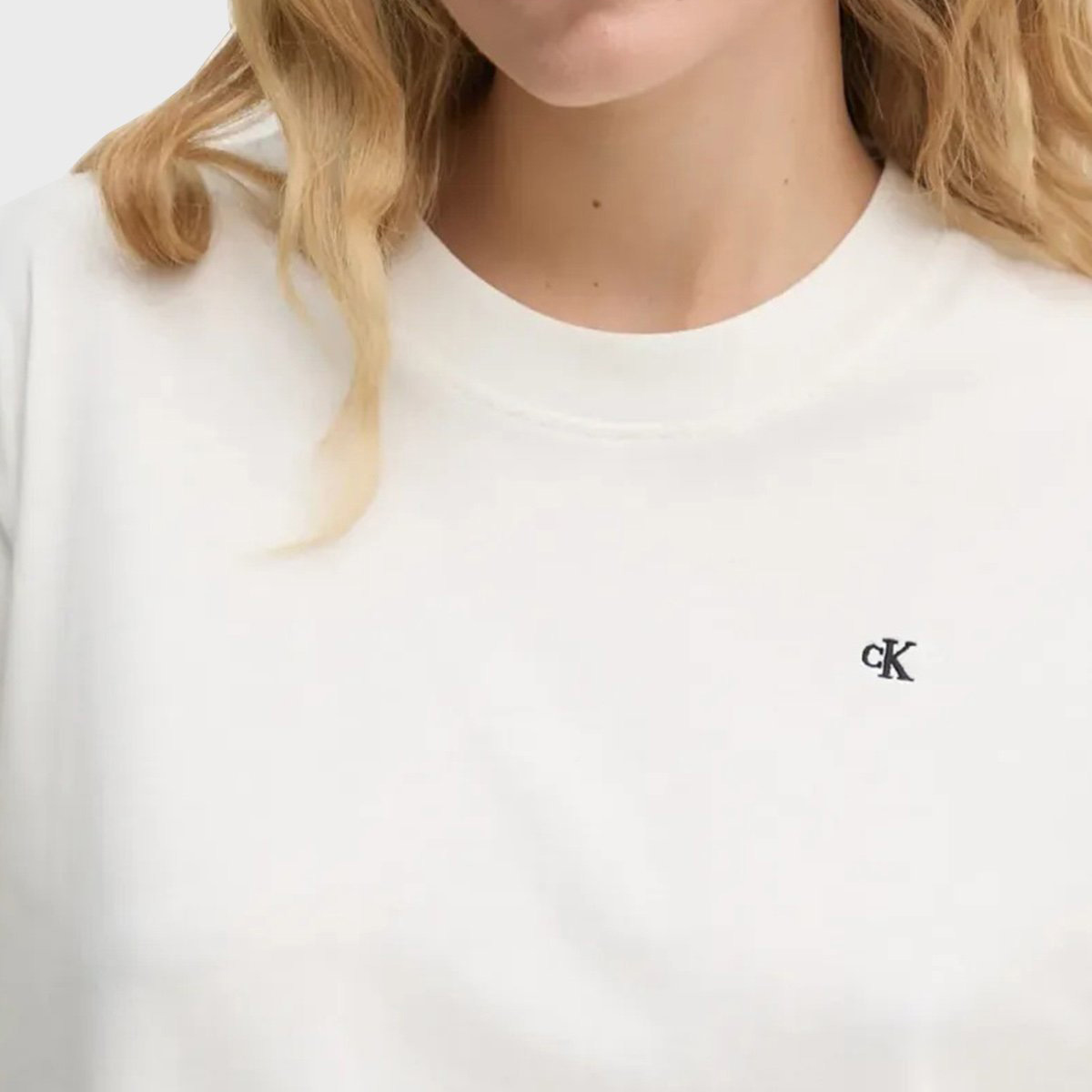 T-shirt branca com logótipo cK preto no peito