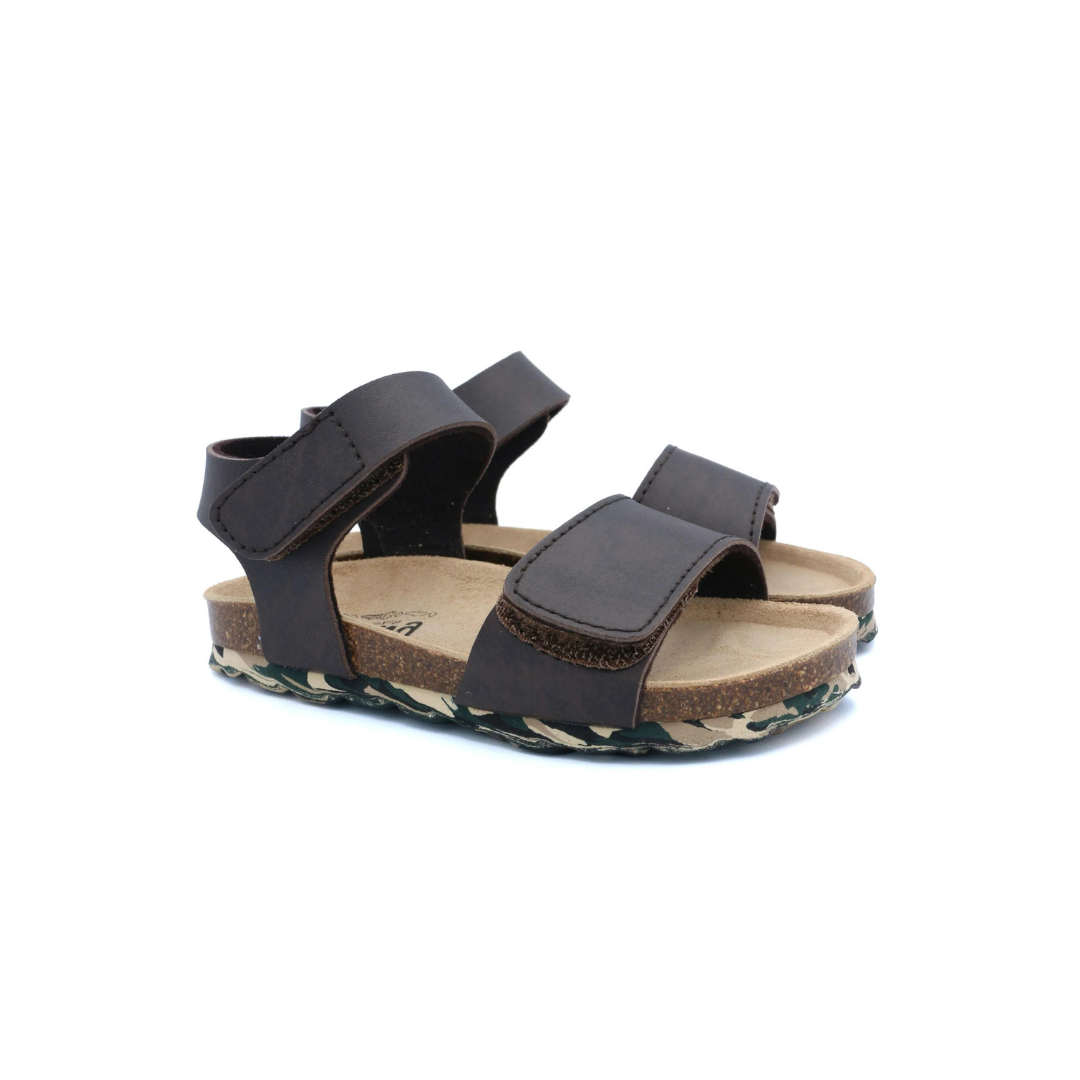 Sandálias castanhas para criança com tiras de velcro e sola camuflada