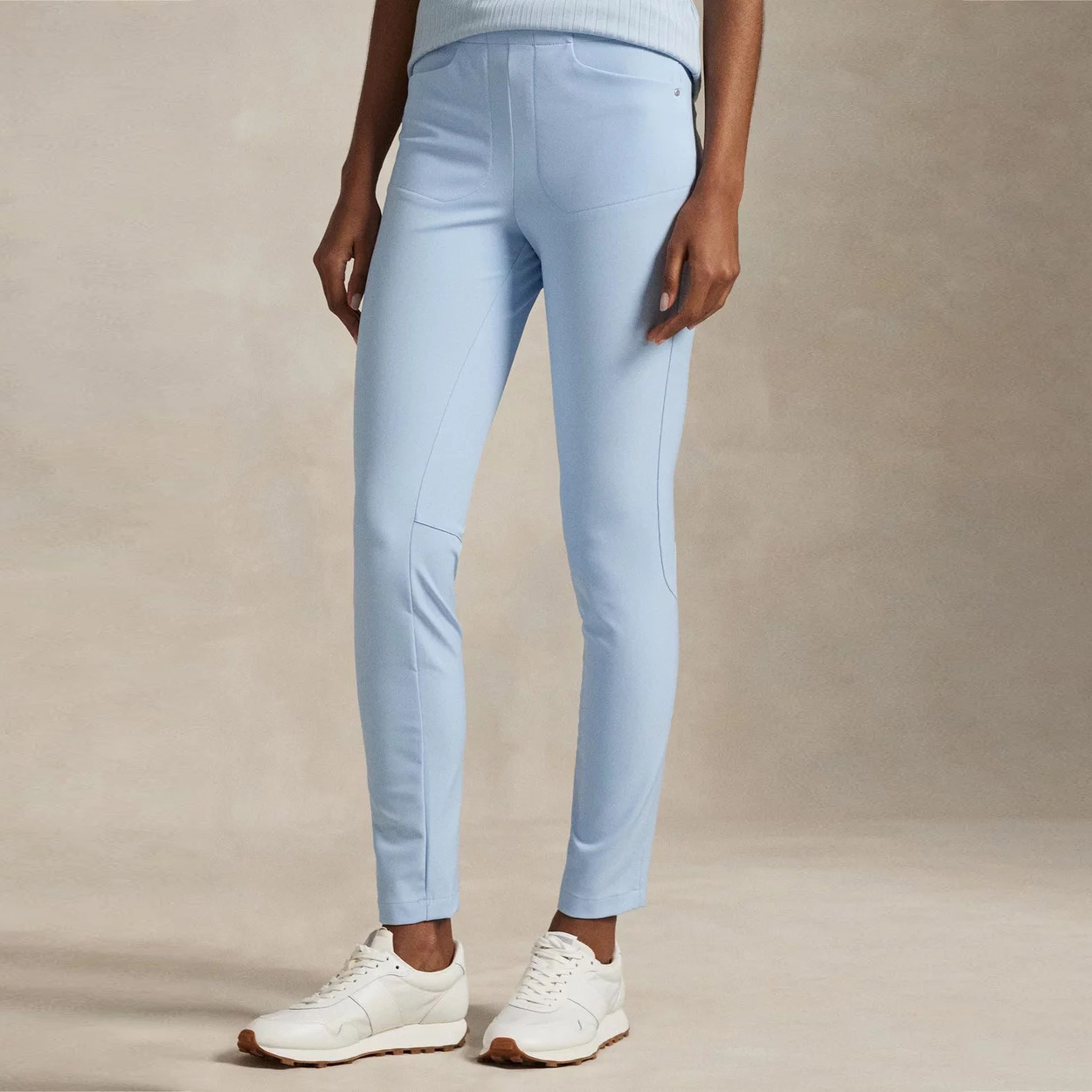 Calças justas azul claro com ténis brancos