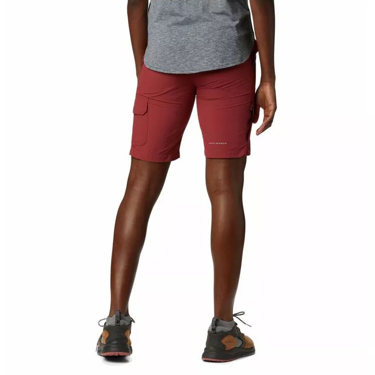 Pessoa de costas com bermudas vermelhas, t-shirt cinza e ténis pretos