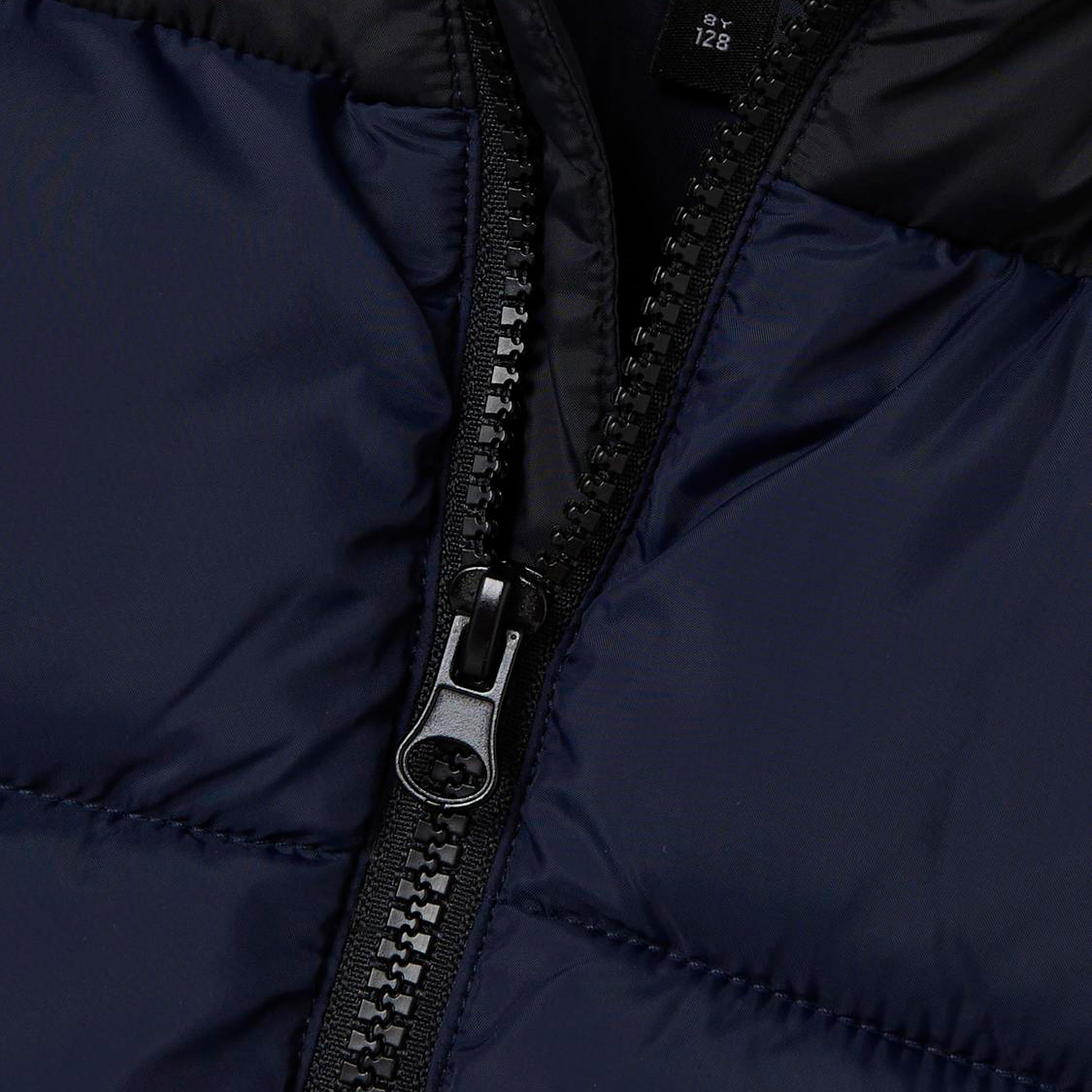 Casaco acolchoado azul escuro com fecho de correr preto