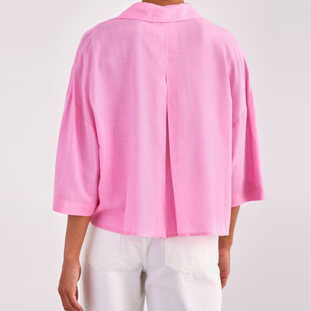 Blusa feminina rosa de manga 3/4 vista de costas