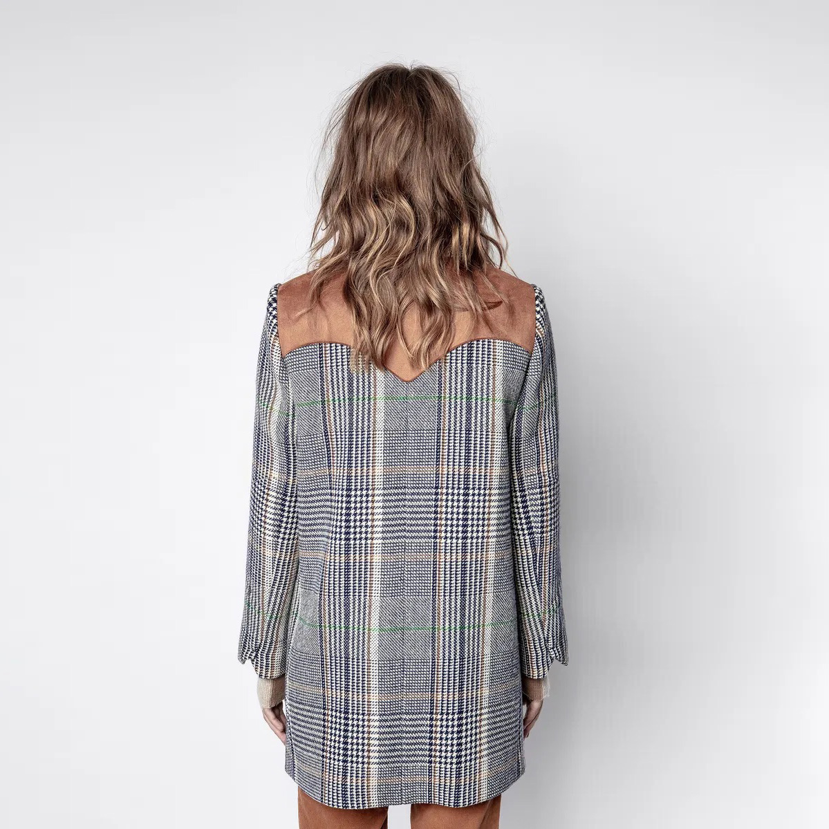 Casaco feminino xadrez com detalhe castanho nos ombros visto de trás