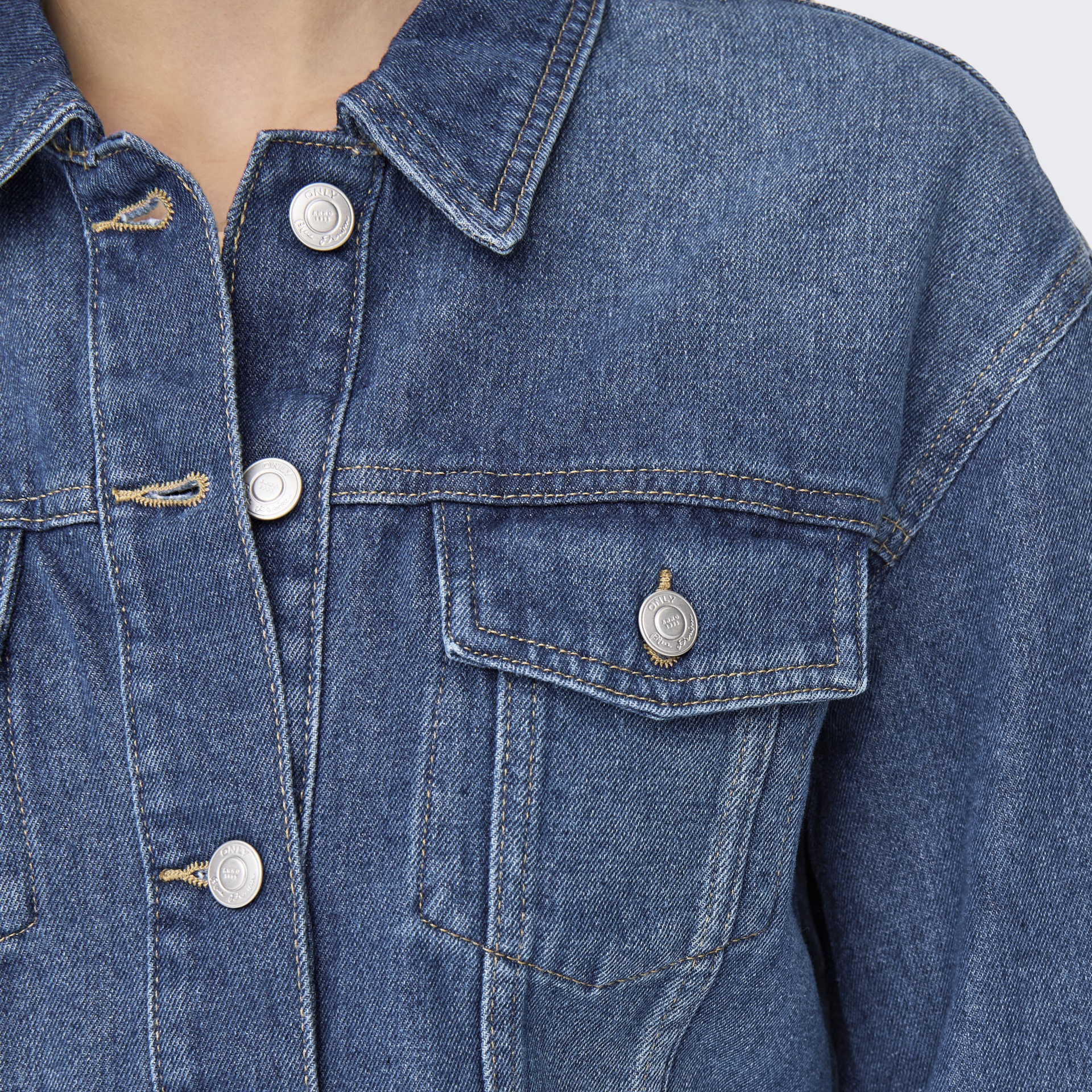Jaqueta azul de ganga com botões metálicos ONLY JEANS.