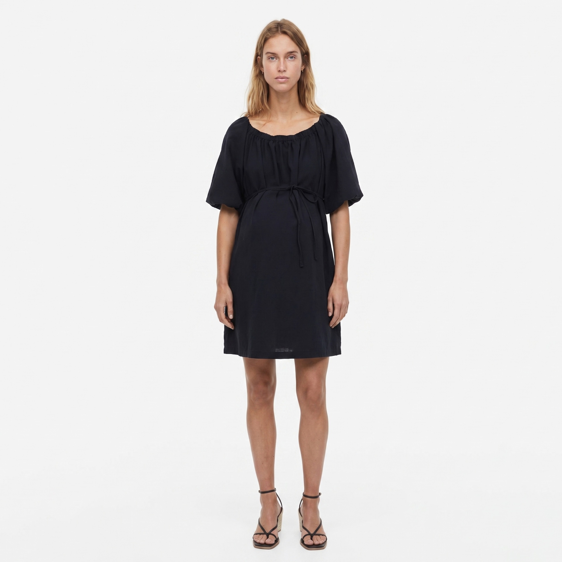 Vestido curto preto com laço na cintura e mangas amplas