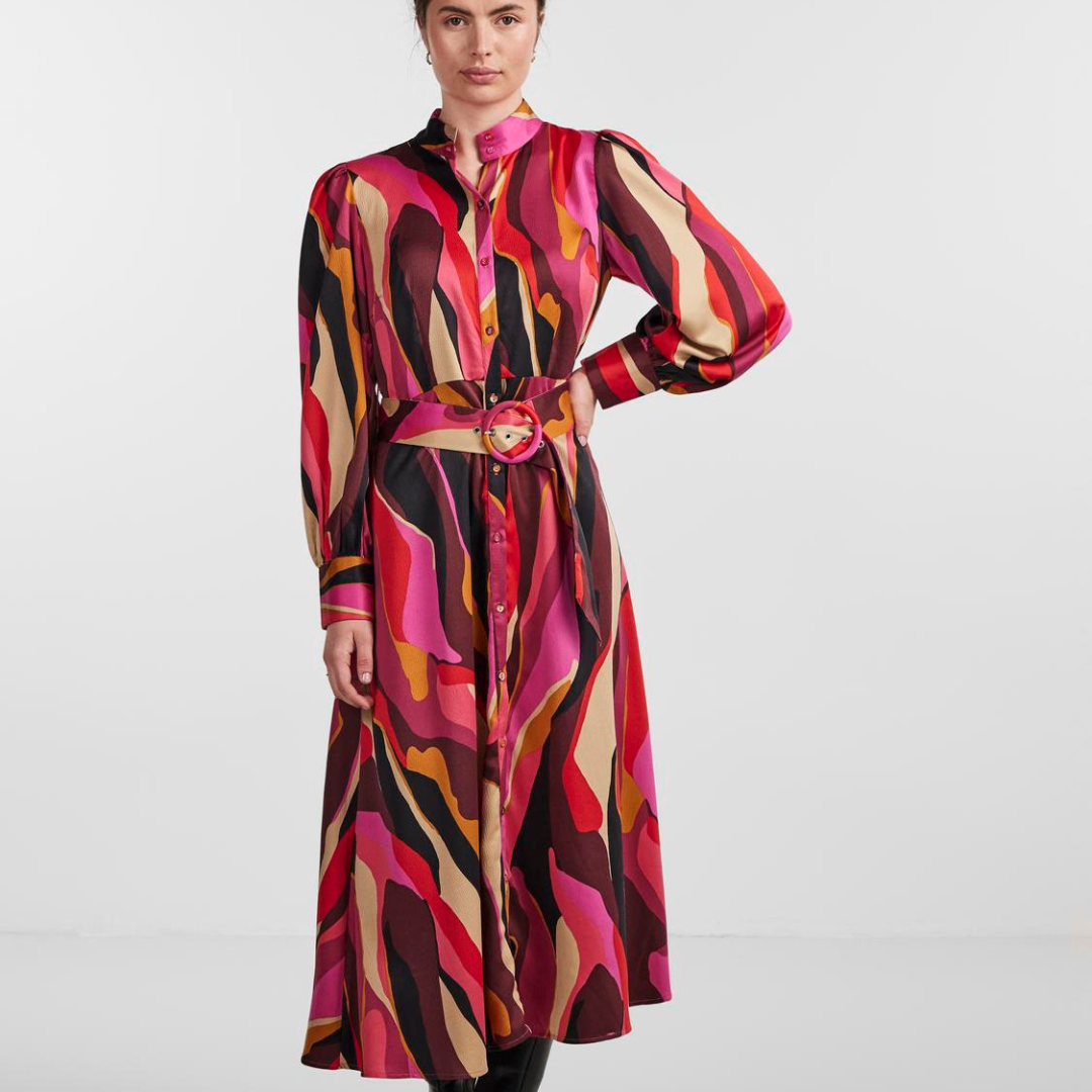 Vestido comprido colorido com padrão abstrato e cinto vermelho