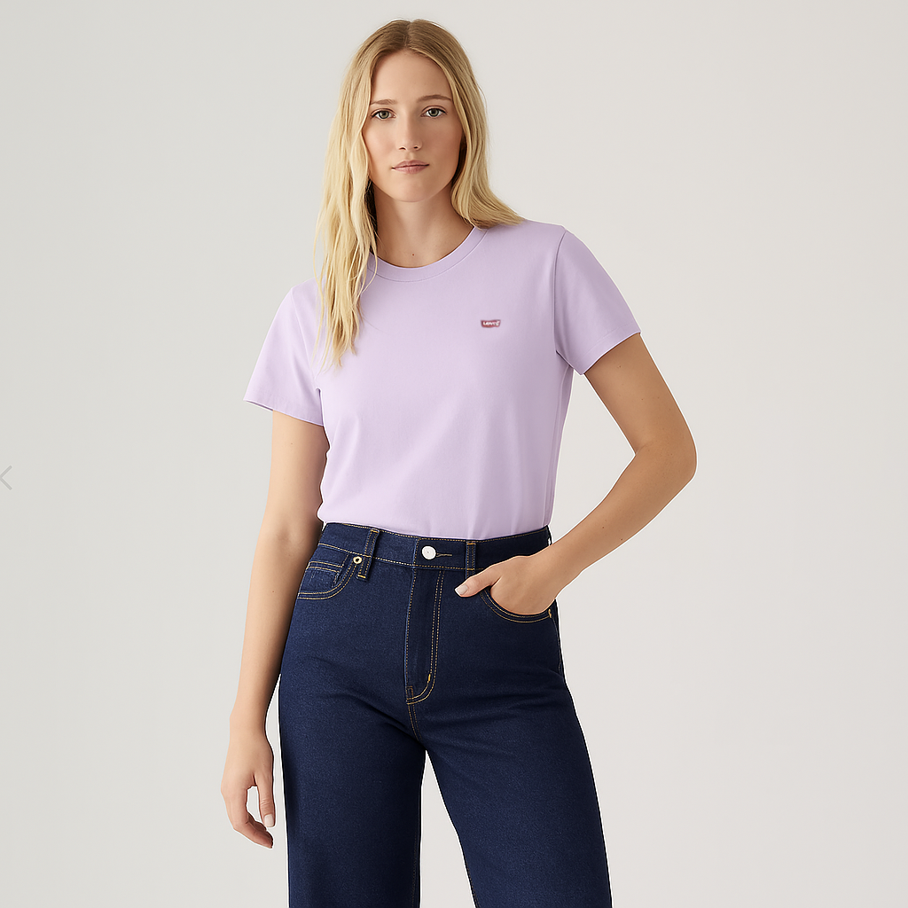 Mulher vestindo t-shirt lilás e calças de ganga azul escuro